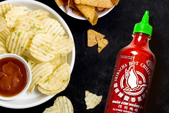 Nahaufnahme-der-FLYING-GOOSE-Sriracha-Chili-Sauce-zeigt-die-glatte-Textur