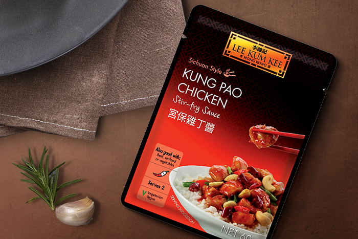 LEE KUM KEE Sauce neben Zutaten für Kung Pao Chicken wie Hühnchen, Paprika und Frühlingszwiebeln