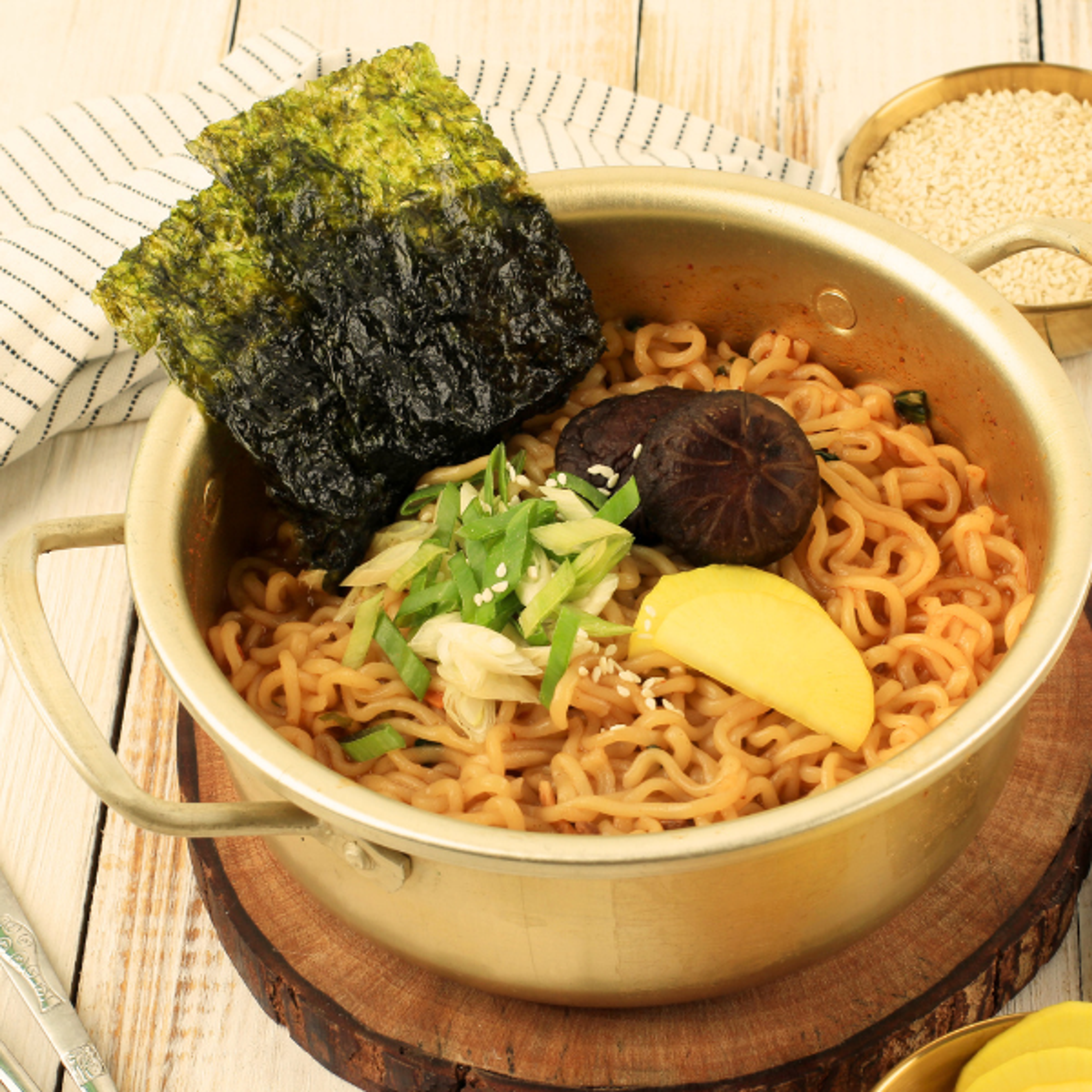 Korean Gold Pot 16 cm with Lid – Classic Korean Ramen Pot in Retro Design