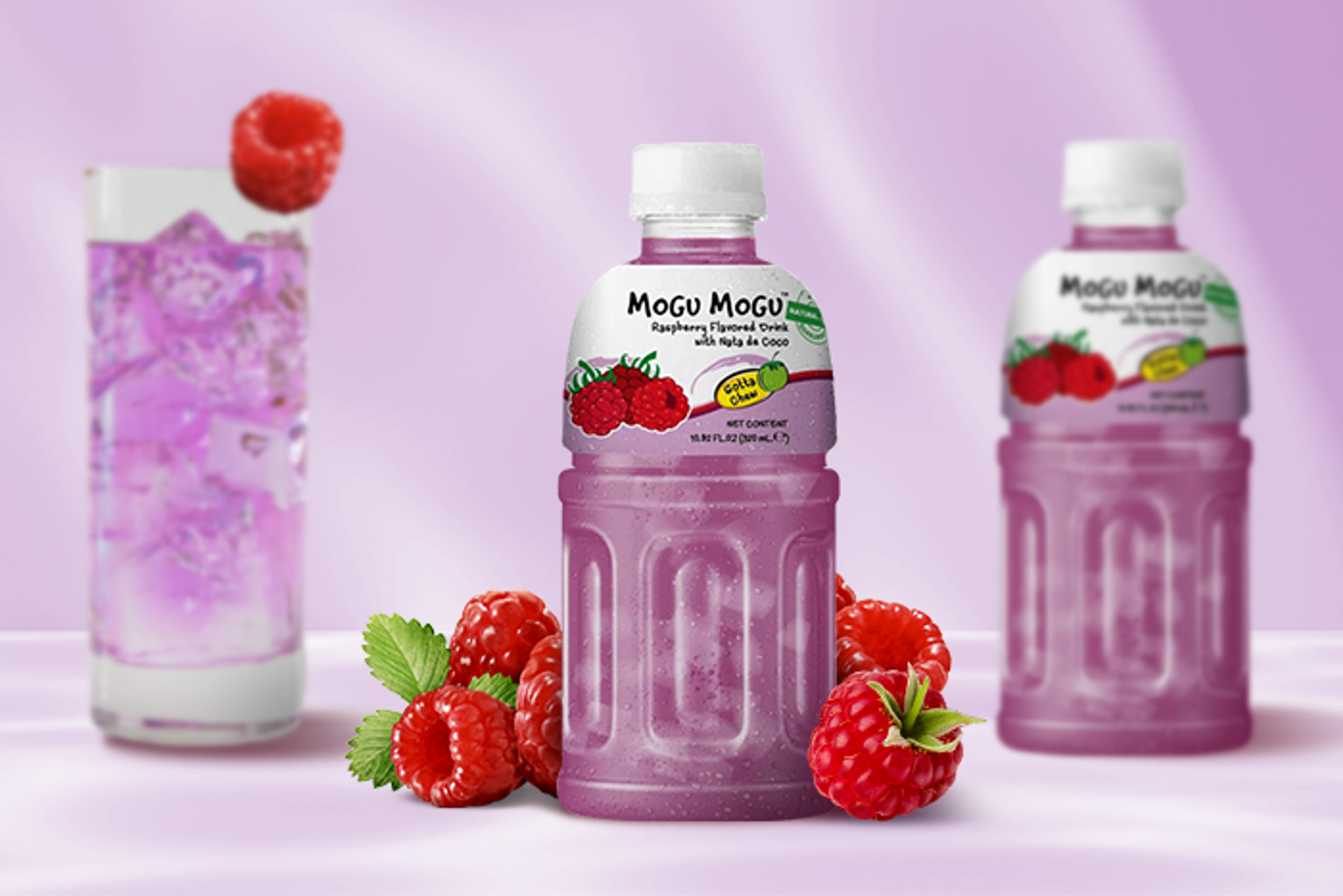 Nahaufnahme der durchsichtigen Flasche, die die Himbeeren und Nata de Coco zeigt.