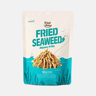 FRIED SEA's Fried Seaweed 42.5g - Hand hält eine Packung gebratenen Seetang.