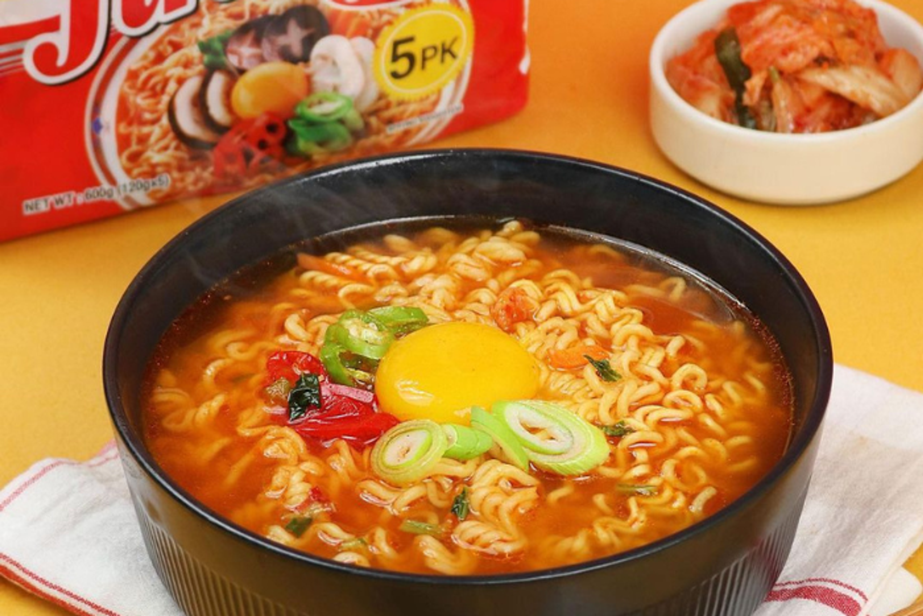 Servierte Schüssel mit Jin Ramen Spicy und Kimchi