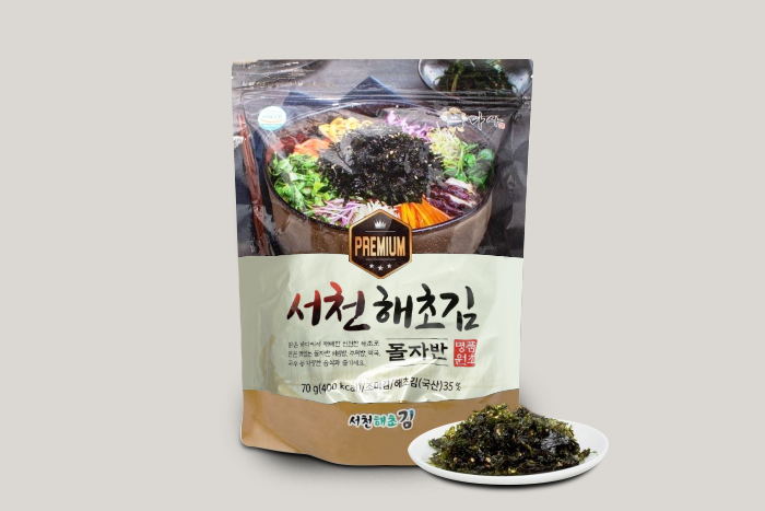Seocheon-Premium-Algenflocken-70g-Packung auf Holzhintergrund, deutlich sichtbare Produktbeschriftung und Logo