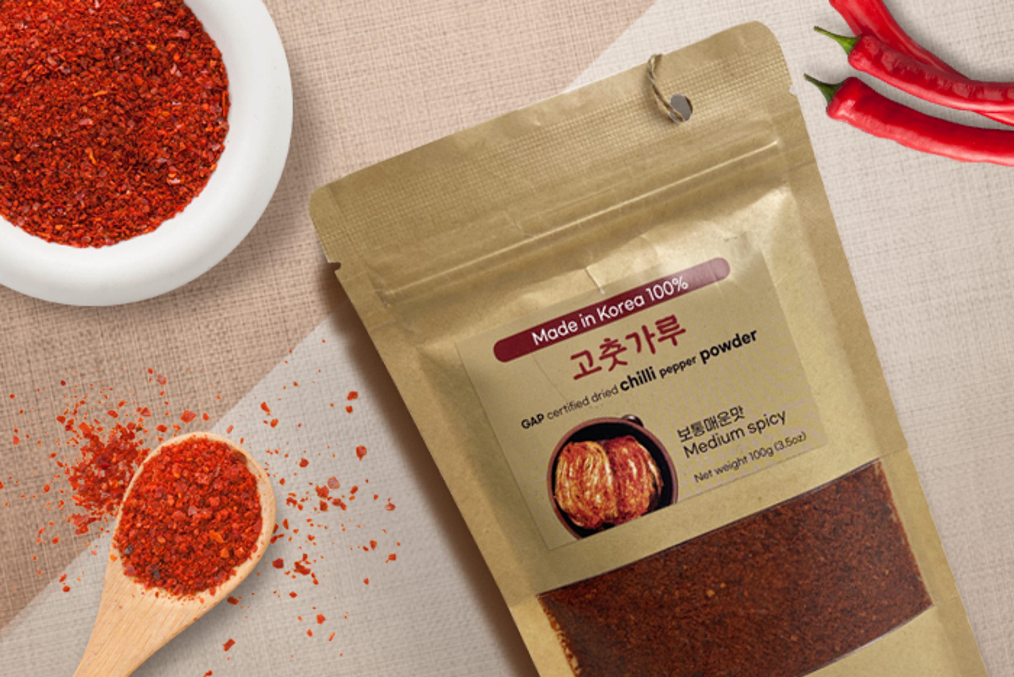 Nahaufnahme-des-Cheongyang-Chilli-Pulvers-zeigt-die-grobkörnige-Textur-und-die-intensive-rote-Farbe