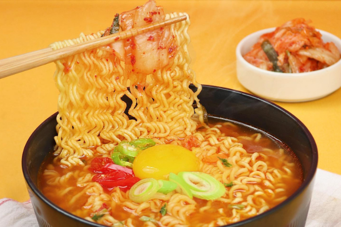 Jin Ramen Spicy mit Kimchi und Ei serviert