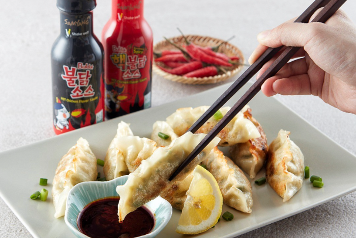 Samyang Buldak 2x Spicy Hot Chicken Sauce als Dip für Dumplings