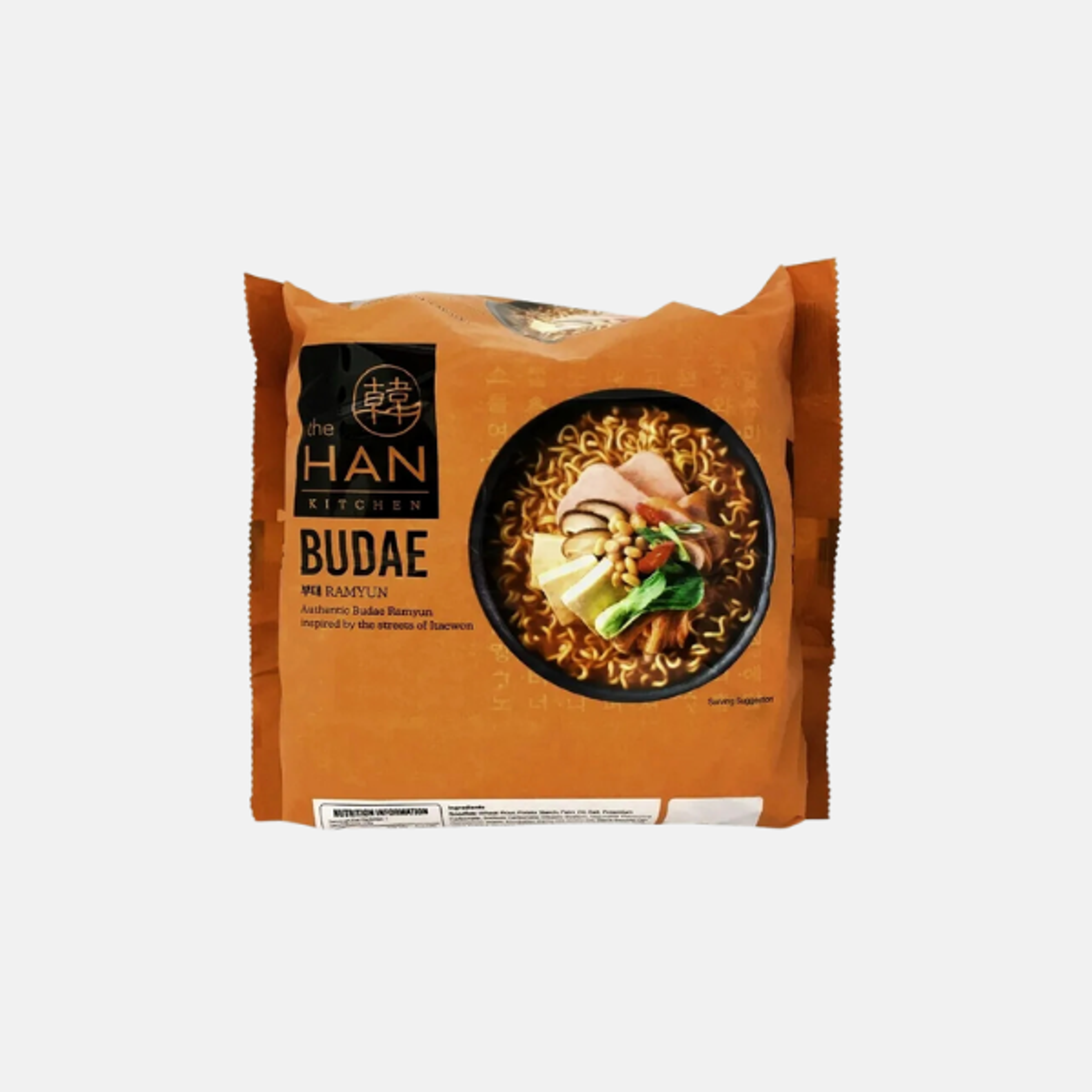 Vorderansicht der THE HAN KITCHEN Budae Ramyeon 4er Packung: Zeigt das rustikale Design mit einer Schüssel Ramyun.