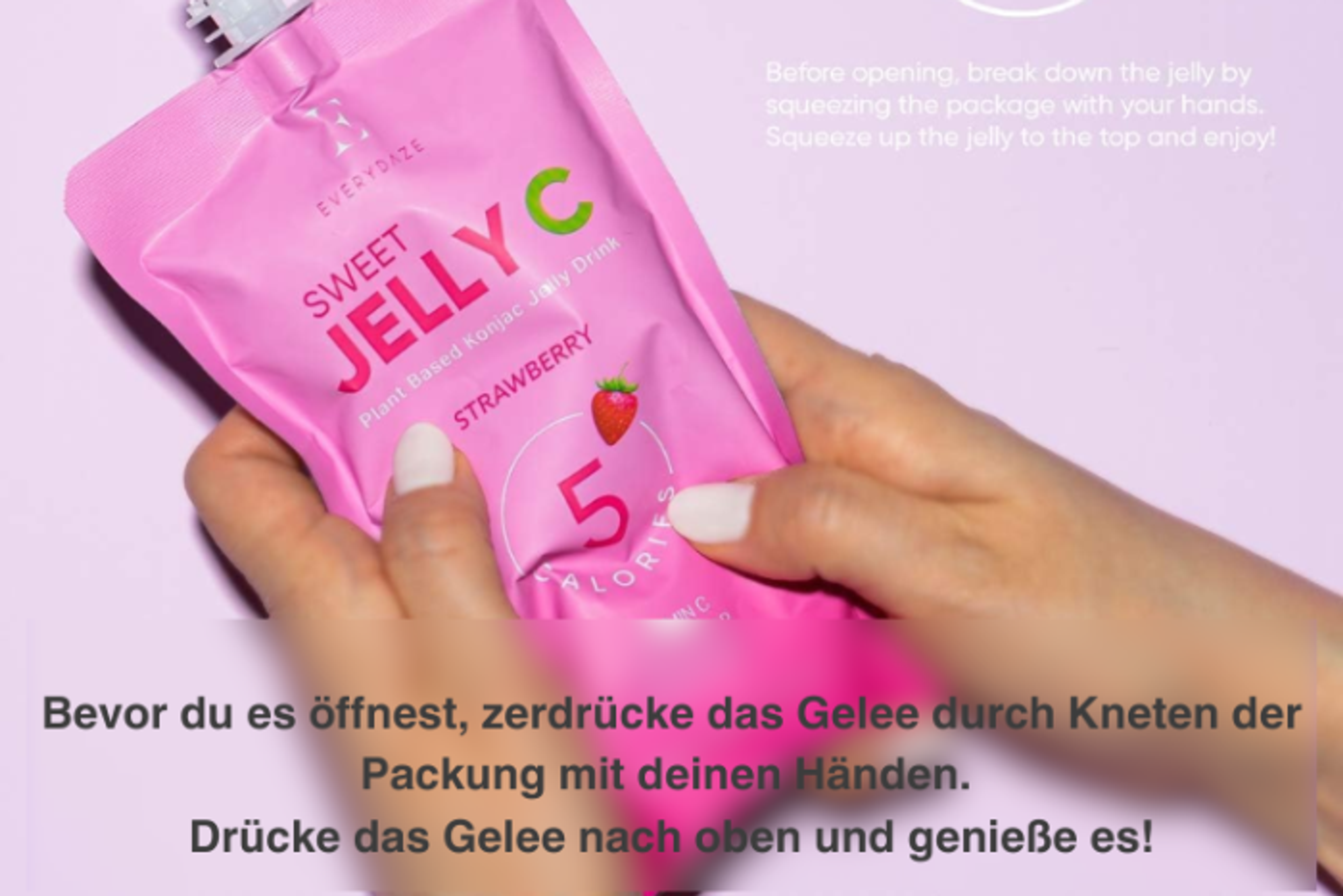 Nahaufnahme des Erdbeeresaft mit Konjac-Gelee: Zeigt die fruchtige Flüssigkeit und die exotische Textur.