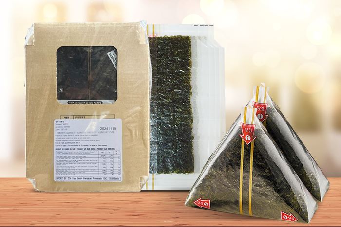 Dreiecks-Kimbap in der Zubereitung – illustriert, wie einfach und bequem die Seetangblätter zu verwenden sind.