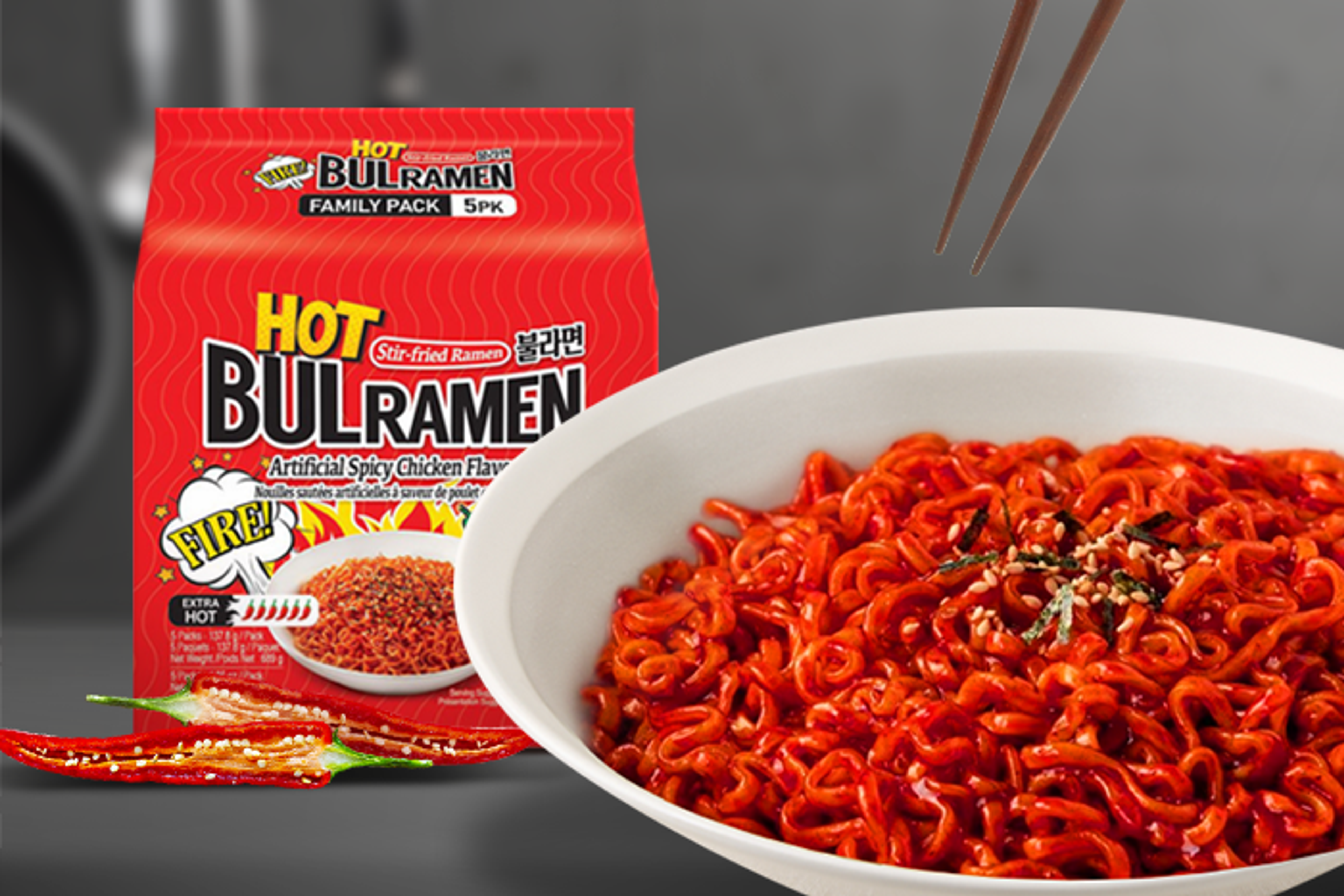 Zubereitete Bulramen Extra Hot Nudeln – präsentiert dampfende, extra scharfe gebratene Ramen, bereit zum Genießen