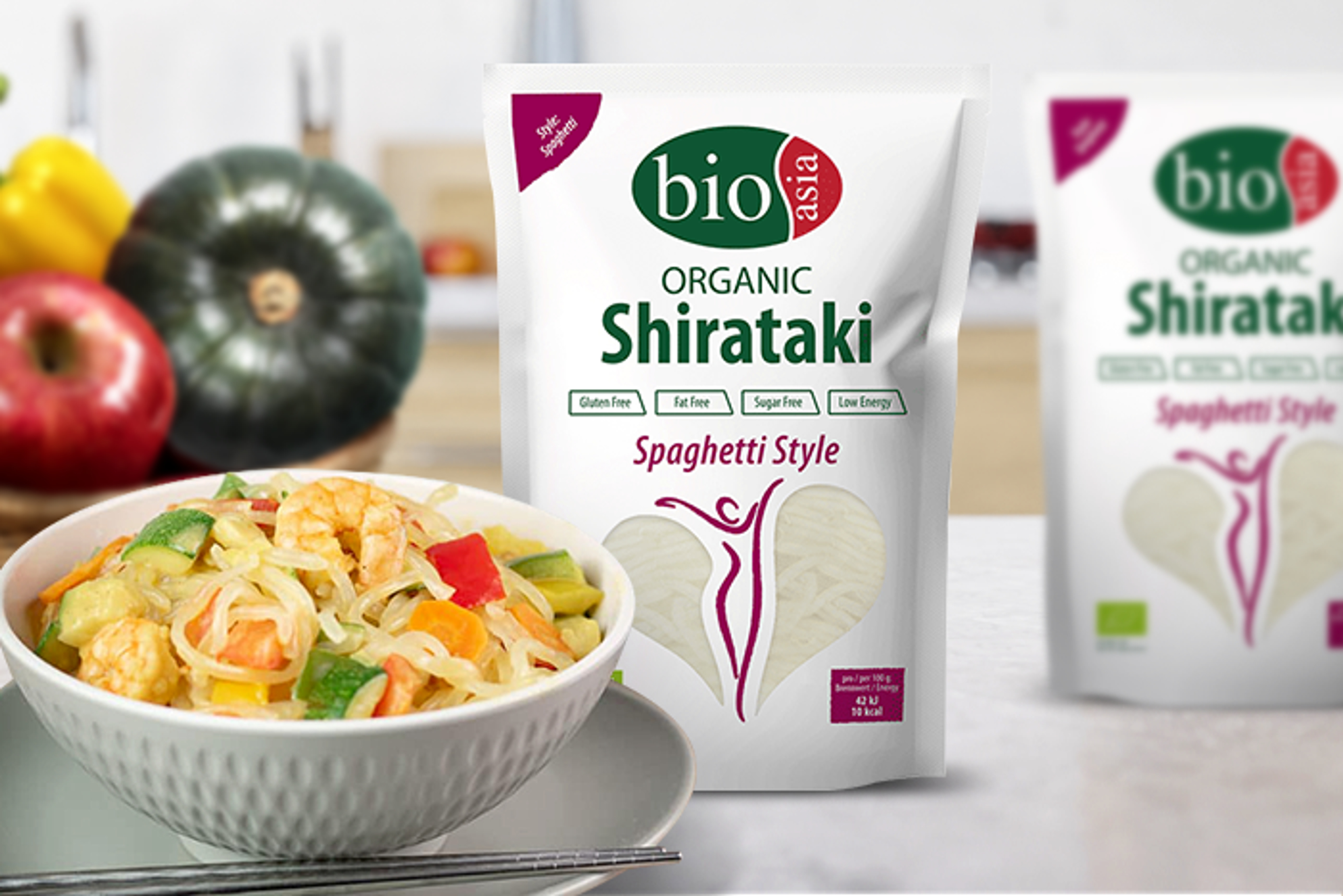 Shirataki Spaghetti in einem Salat integriert.