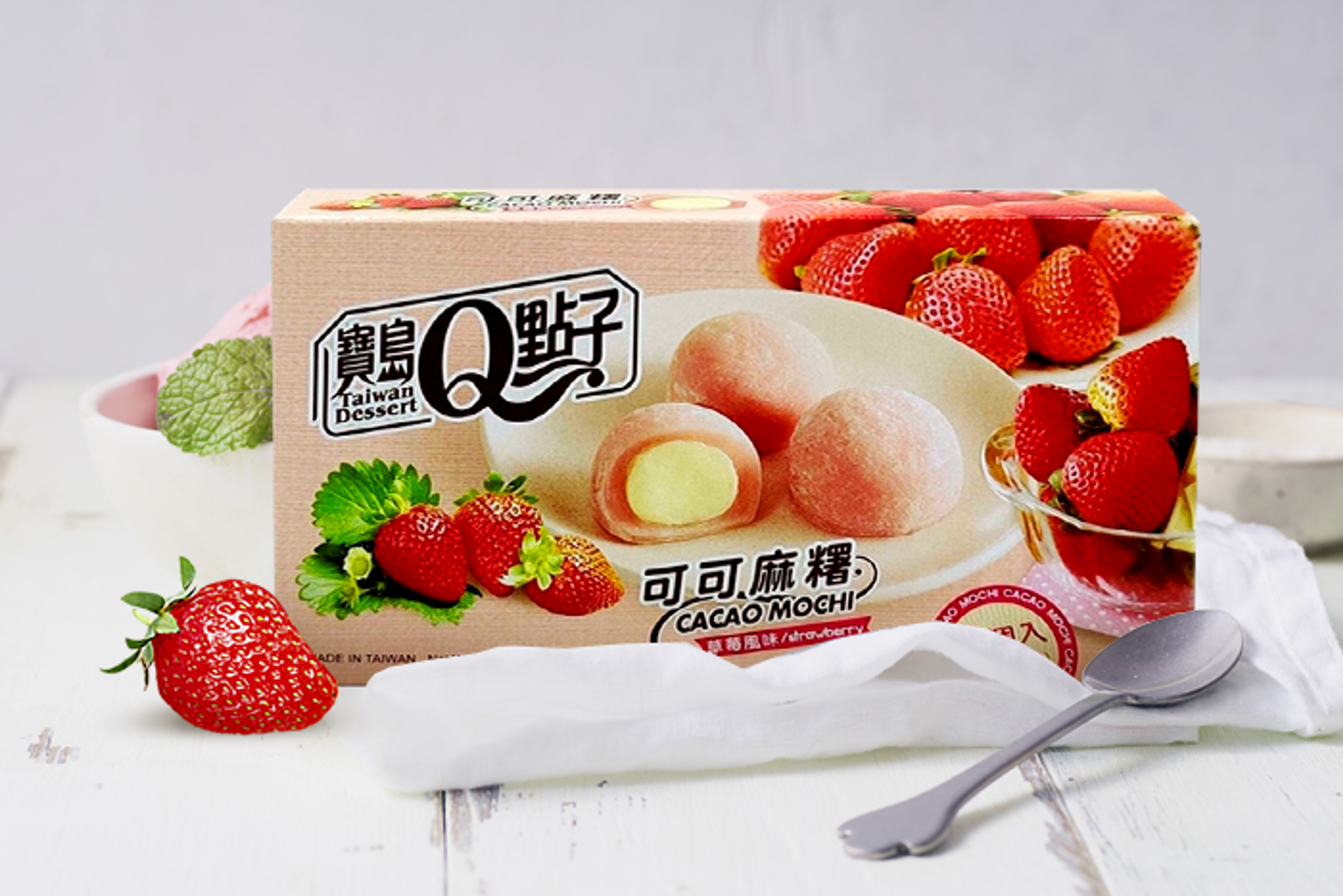 Ein Mico Mochi Strawberry in der Hand, betont die weiche Textur