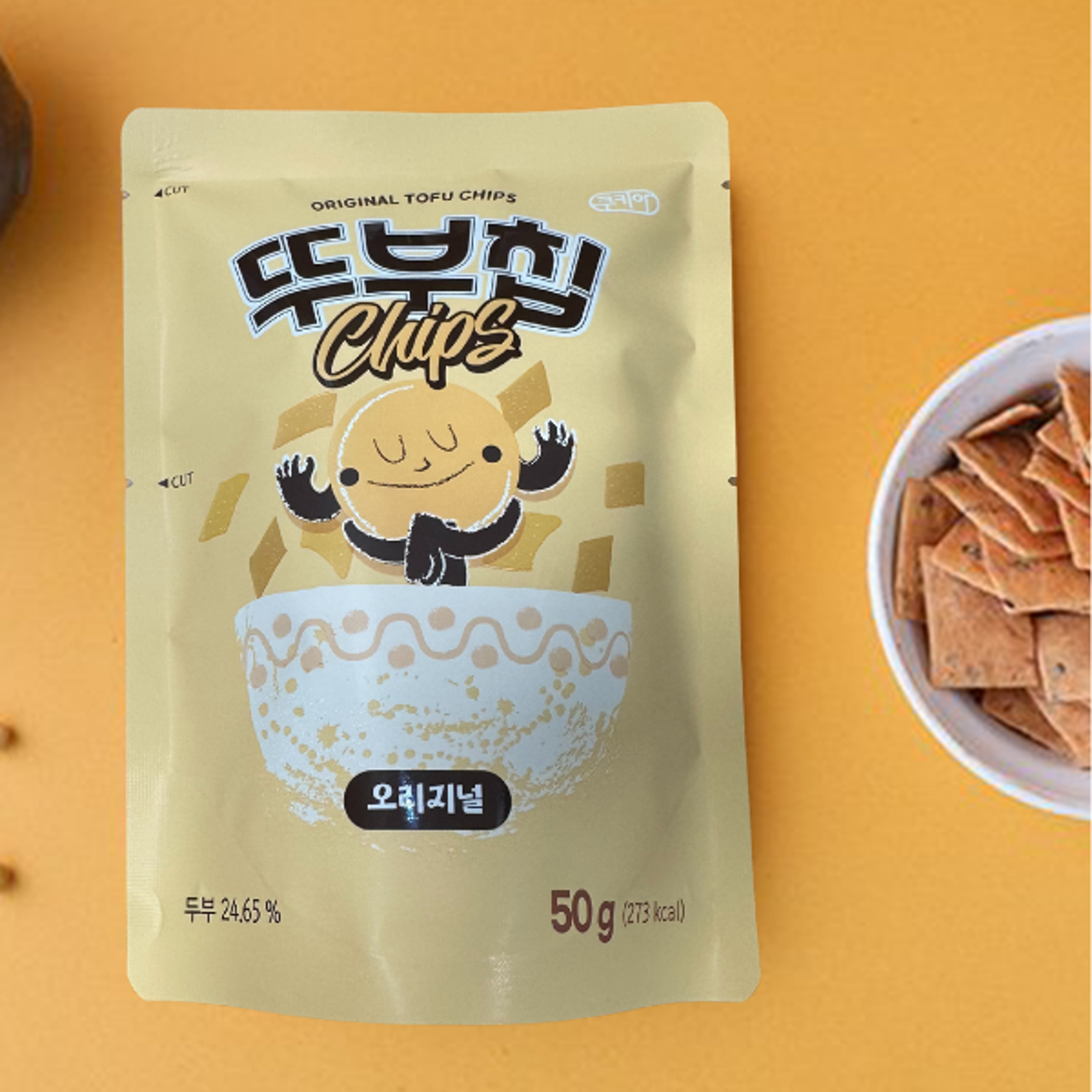 Nahaufnahme von Cookia Tofu-Snack – hebt die knusprige Textur und Qualität des Snacks hervor.