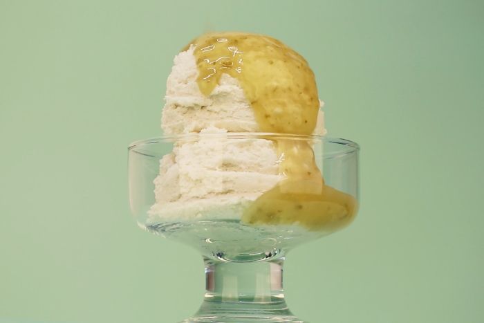 Frutrip Puree Squeeze als Topping auf Ice-Cream.