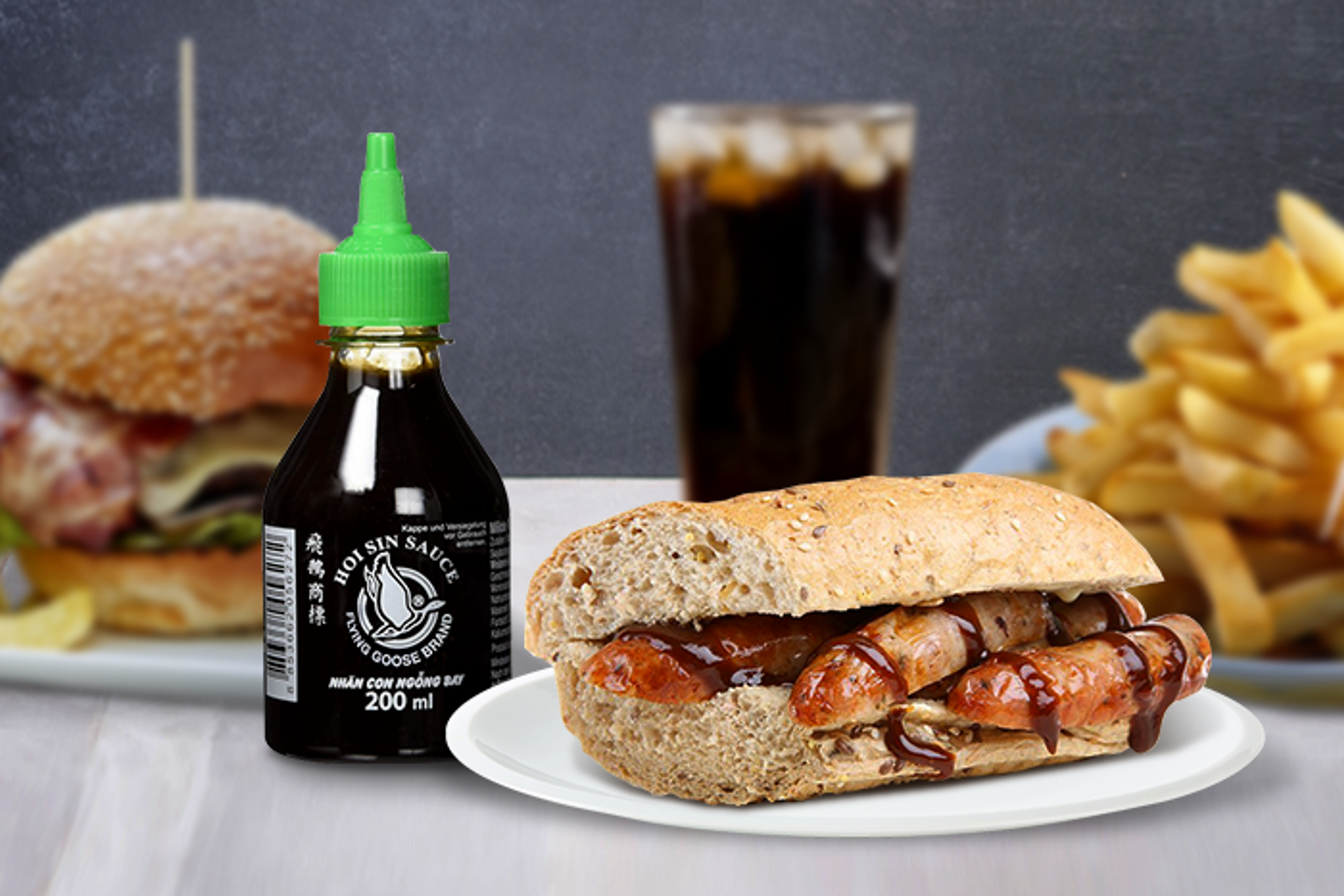 FLYING GOOSE Hoisin Sauce als Teil eines Grillabends – ideal für Marinaden oder als Dip für Grillfleisch