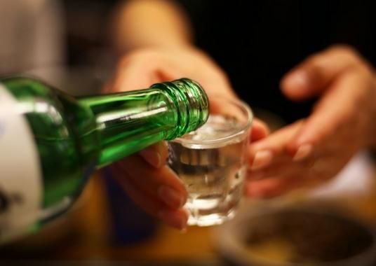 "Ich gebe dir ein Glas, du gibst mir ein Glas" - die Art, Soju in Südkorea zu trinken