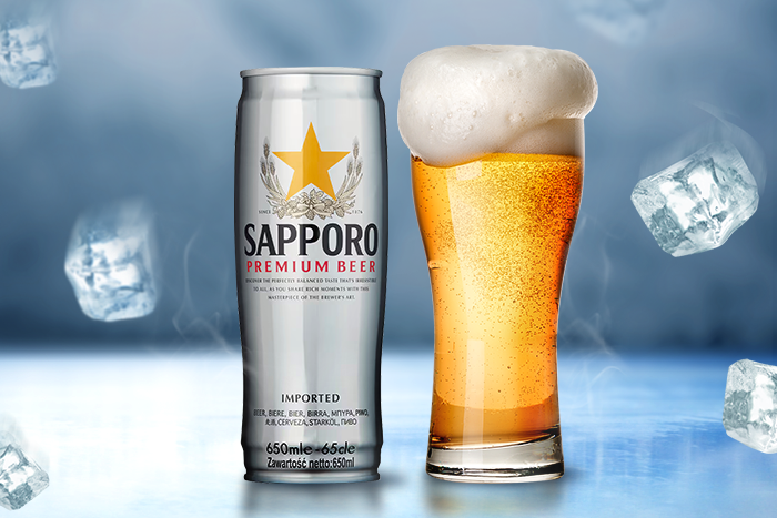 SAPPORO Bierflasche neben typisch japanischen Gerichten, zeigt Vielseitigkeit in der Speisenbegleitung