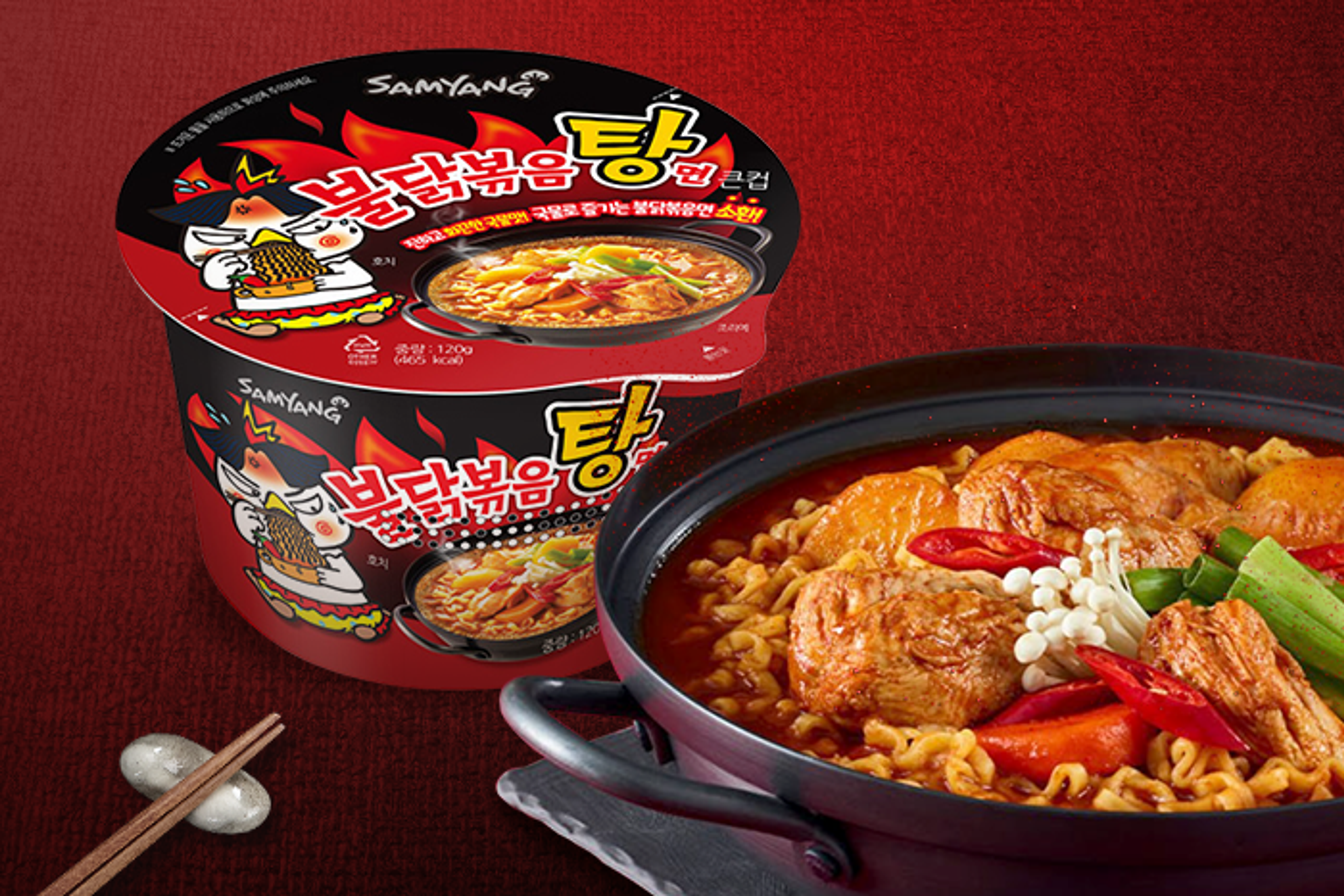 Geöffneter Samyang Buldak Stew Type Ramyeon Cup, zeigt Nudeln und Gewürze