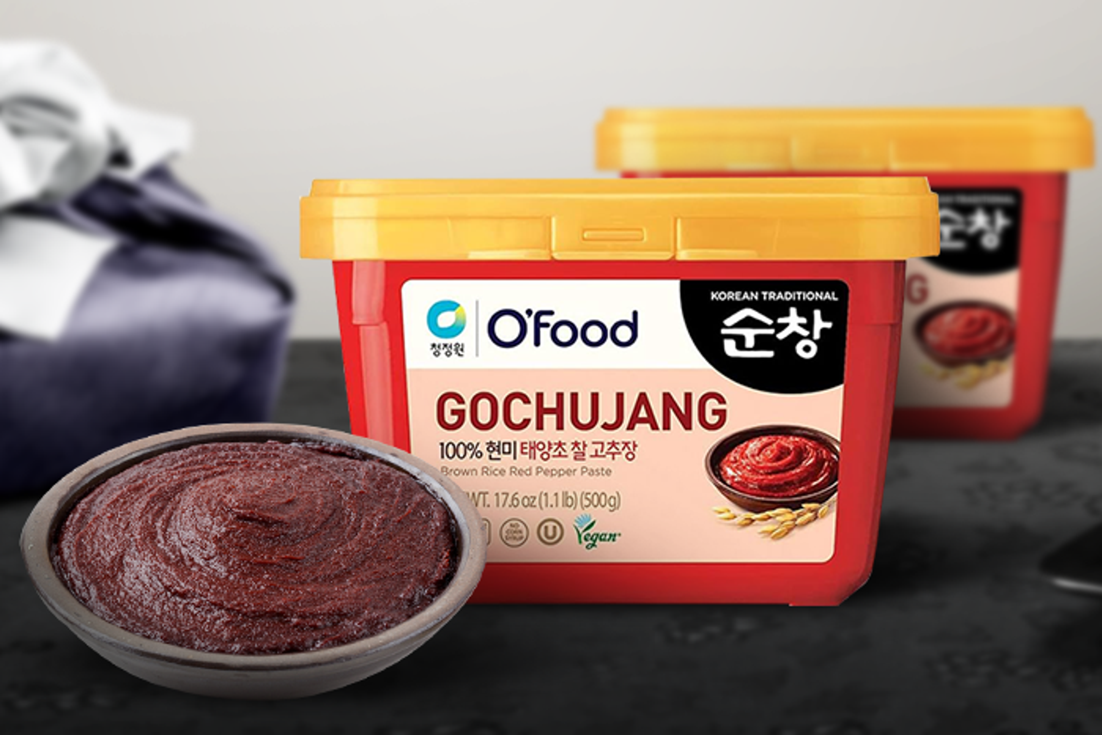 Ein geöffneter Behälter der Gochujang-Paste.