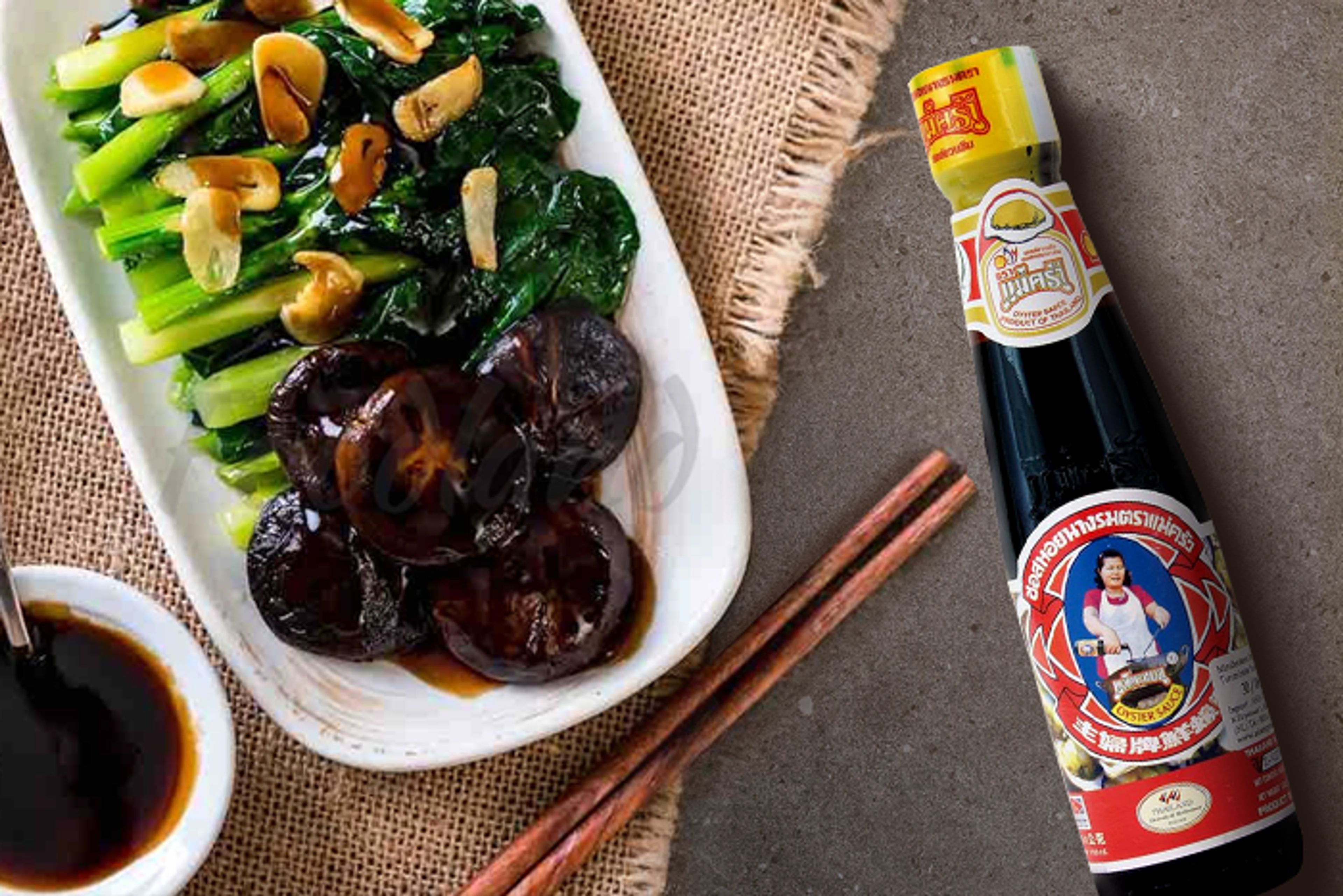 MAEKRUA Oyster Sauce, die in einer heißen Pfanne mit buntem Stir-Fry Gemüse und Fleisch gemischt wird.