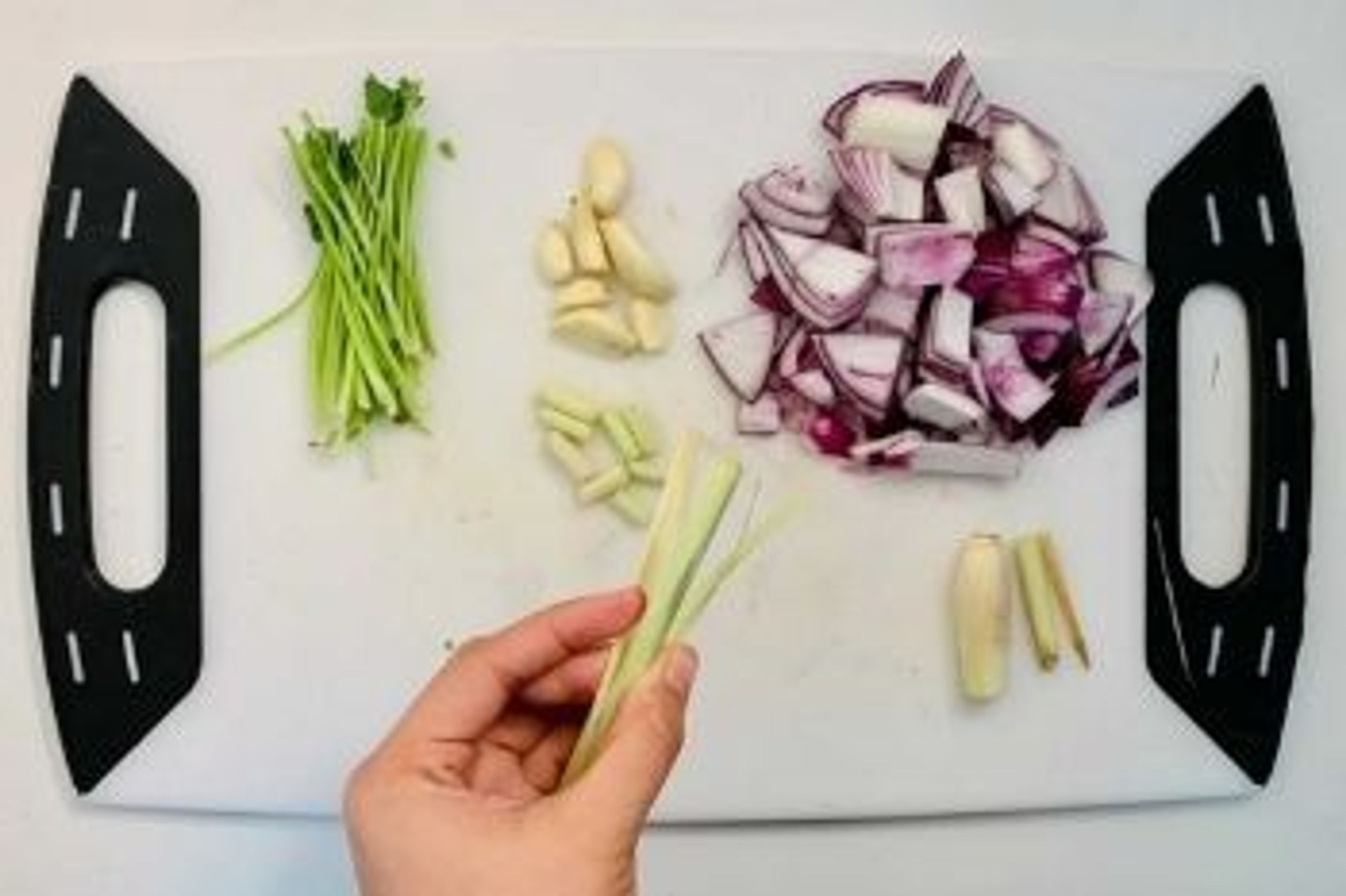 Fleisch, Frühlingszwiebeln und Kartoffelwürfel anbraten