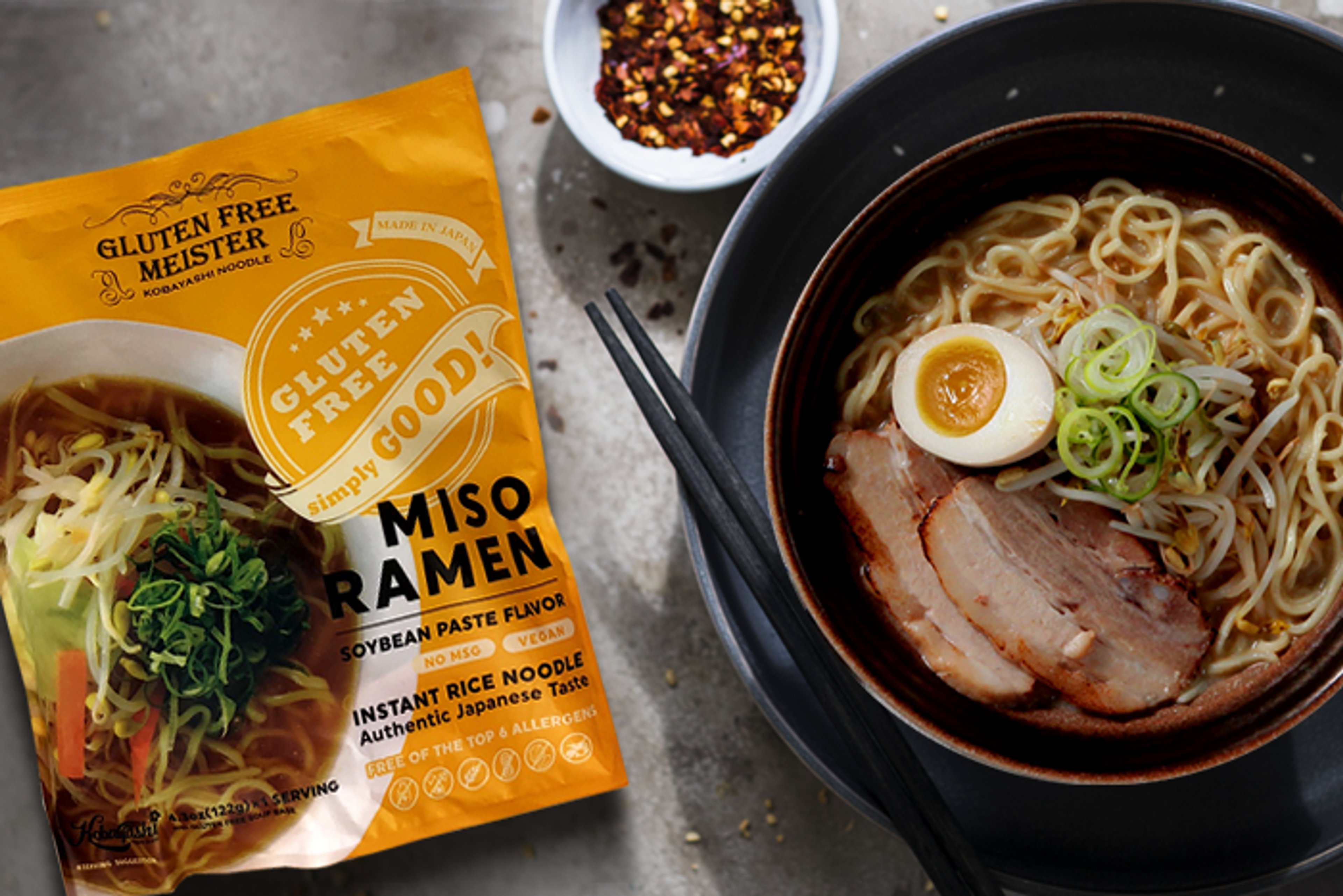 Eine Person genießt eine Schüssel Meister Miso Ramen zu Hause.