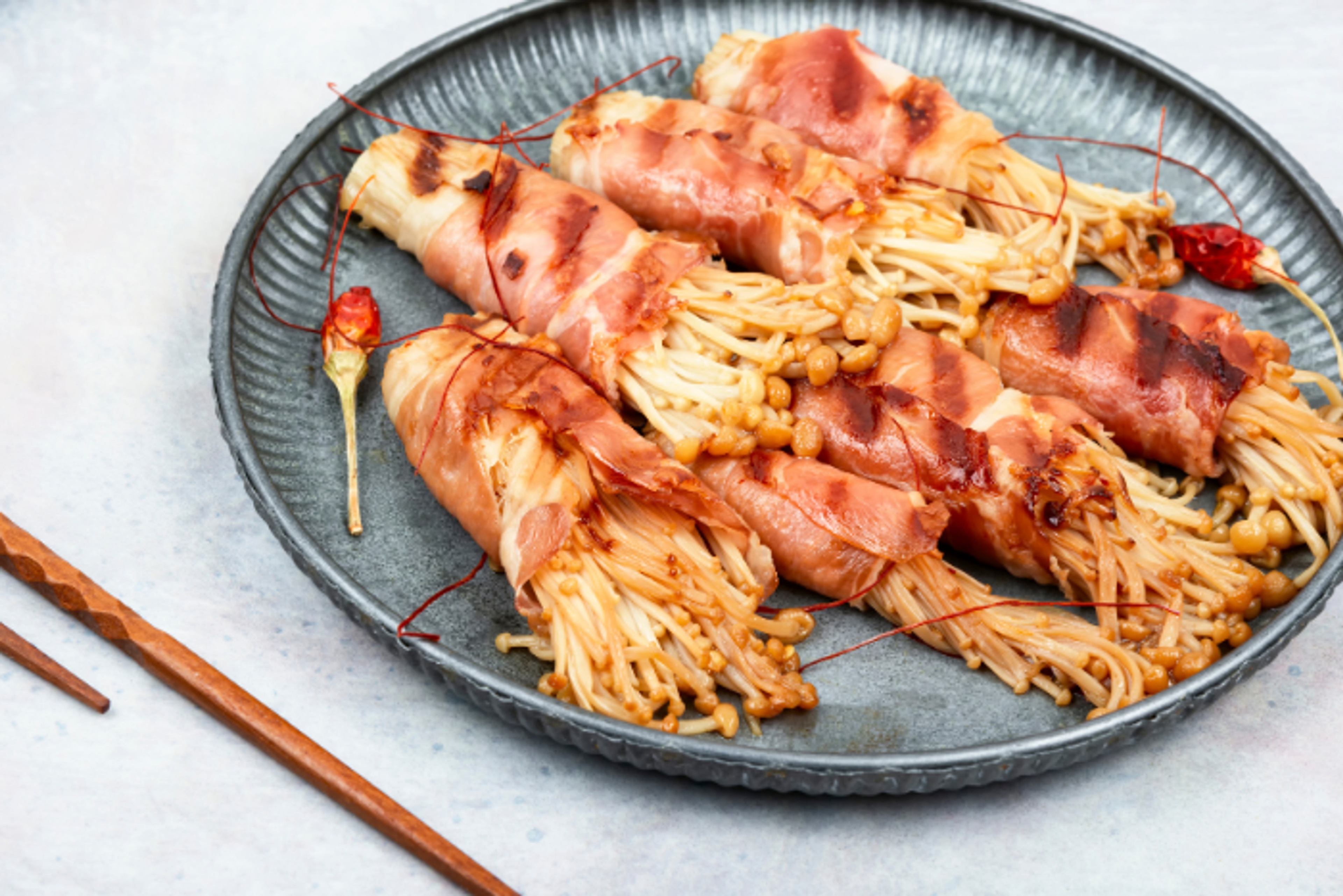 Herzhafte und einfache Enoki-Rinder-/Schweinefleisch-Nori-Rollen: Unvergesslicher Pilzgenuss.