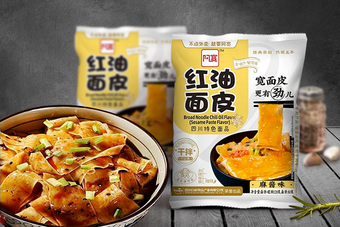 Baijia A-Kuan Nudelpaket neben frischen Zutaten – illustriert, wie die Nudeln in jede Küche integriert werden können