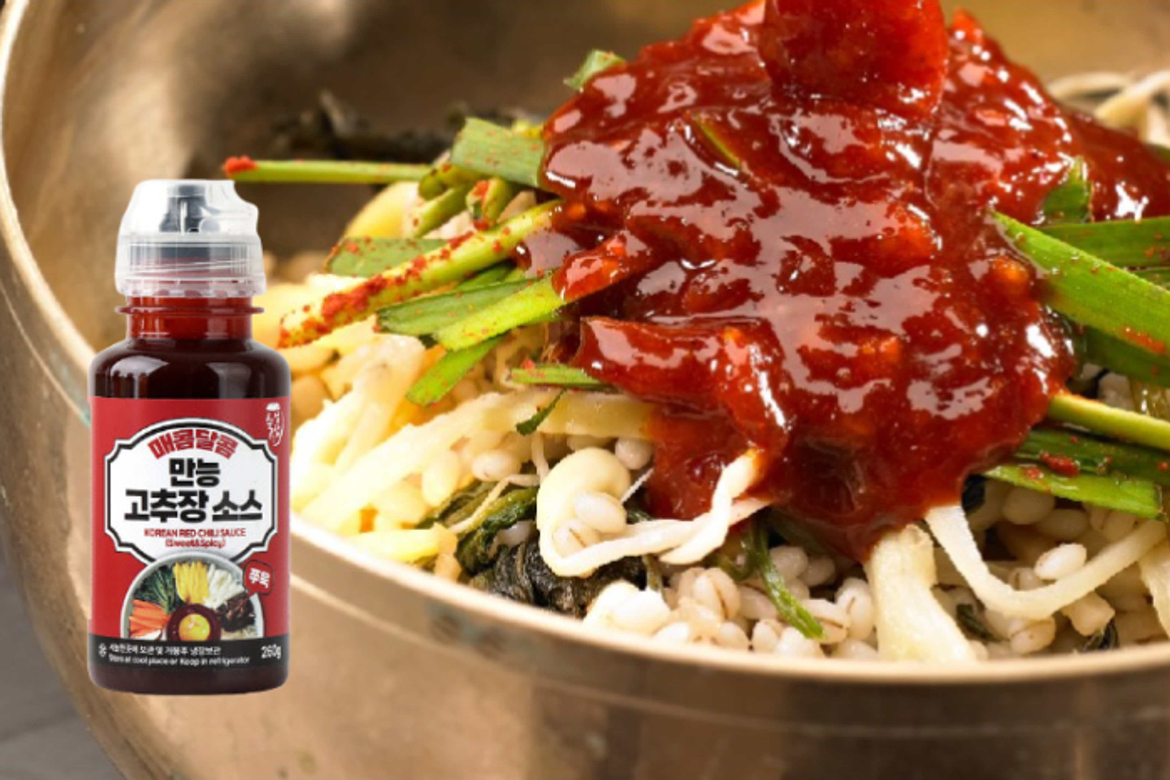 Die Sauce dient als Dressing über einem frischen koreanischen Salat.