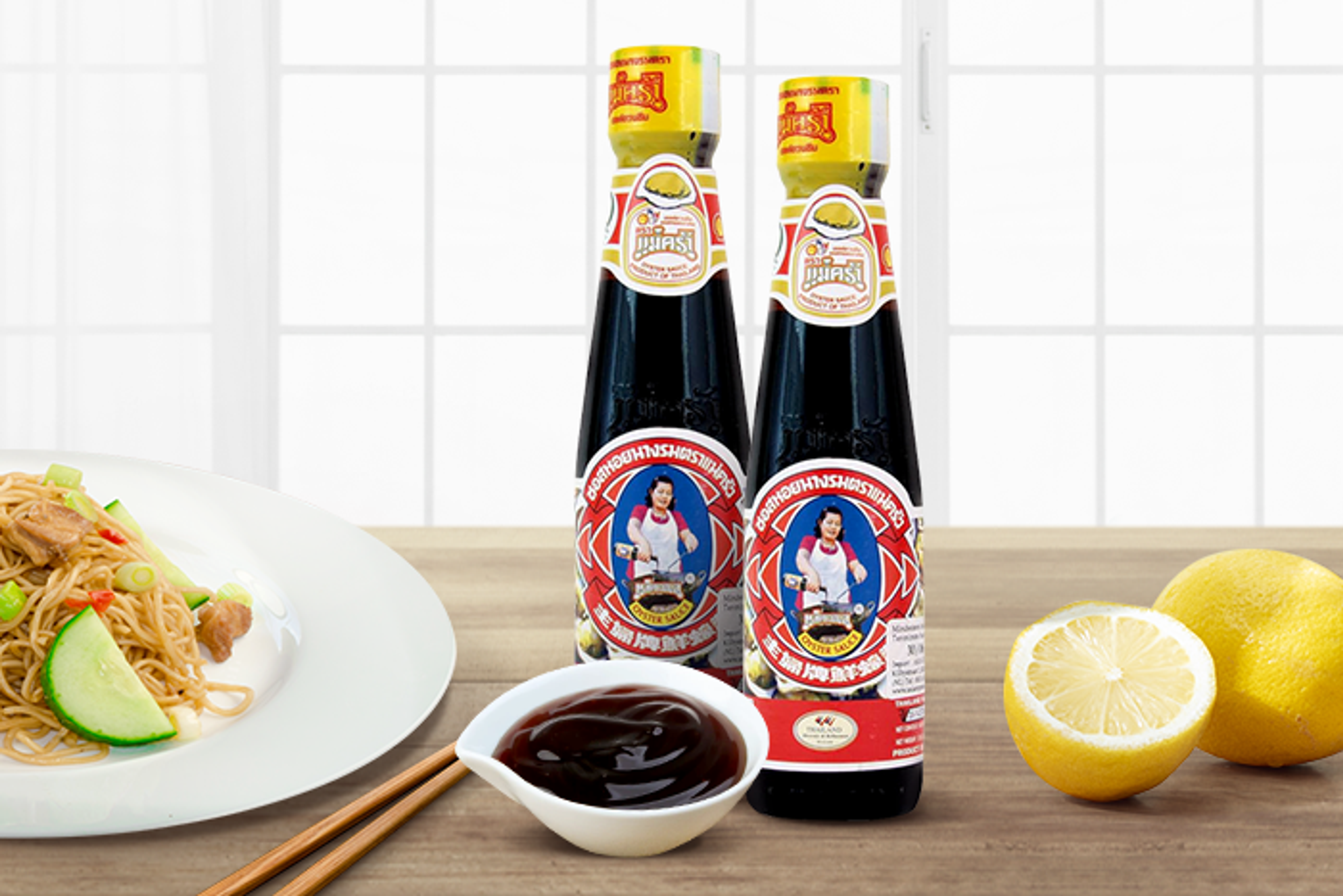 Detailaufnahme der MAEKRUA Oyster Sauce 150ml Flasche, hervorgehoben durch ihr markantes Etikett.