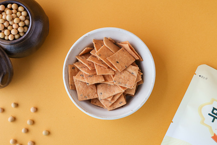 Nahaufnahme von Cookia Tofu-Snack – hebt die knusprige Textur und Qualität des Snacks hervor.