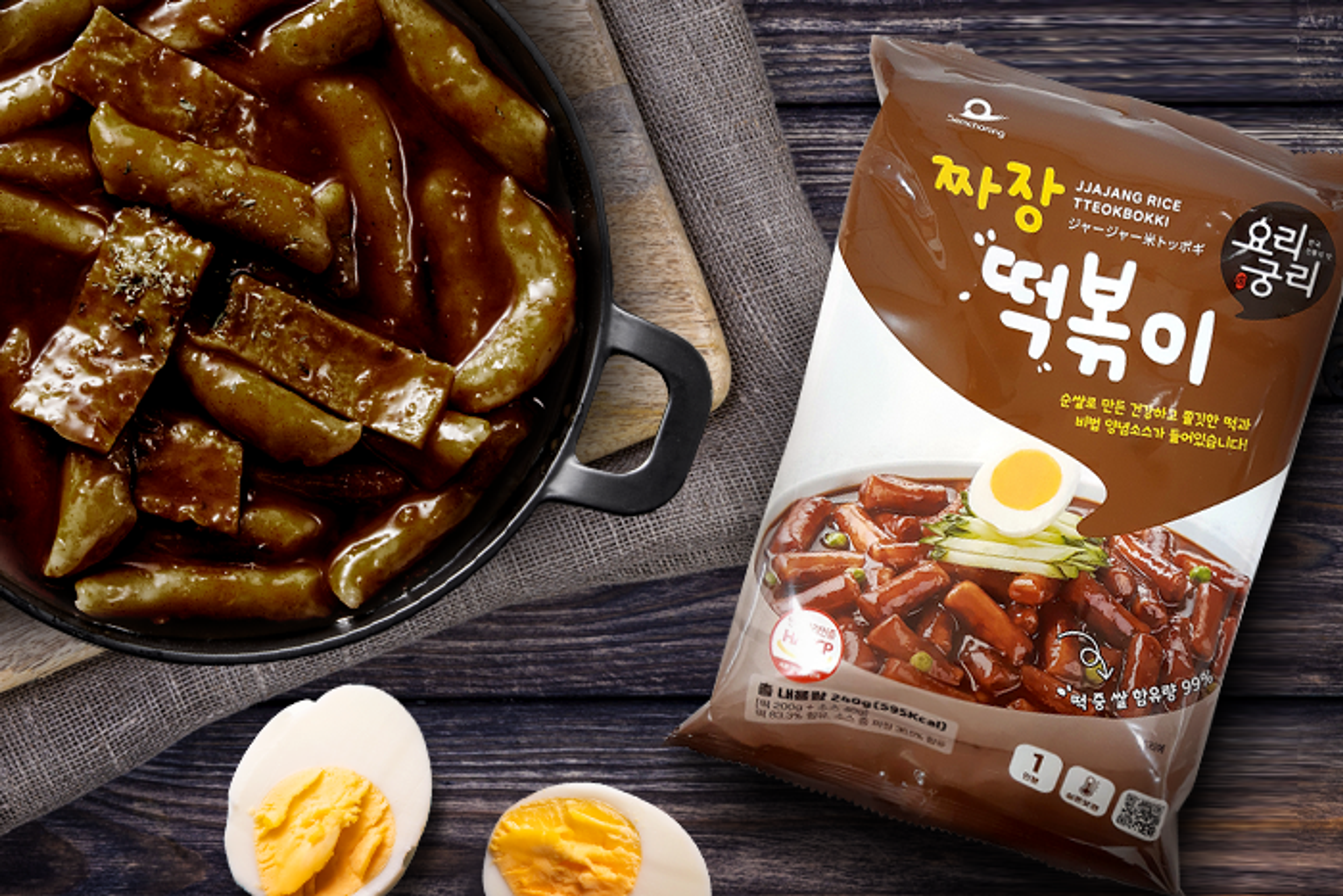 Eine Schüssel frisch zubereiteter Samchorong Tteokbokki mit Jjajang-Sauce.