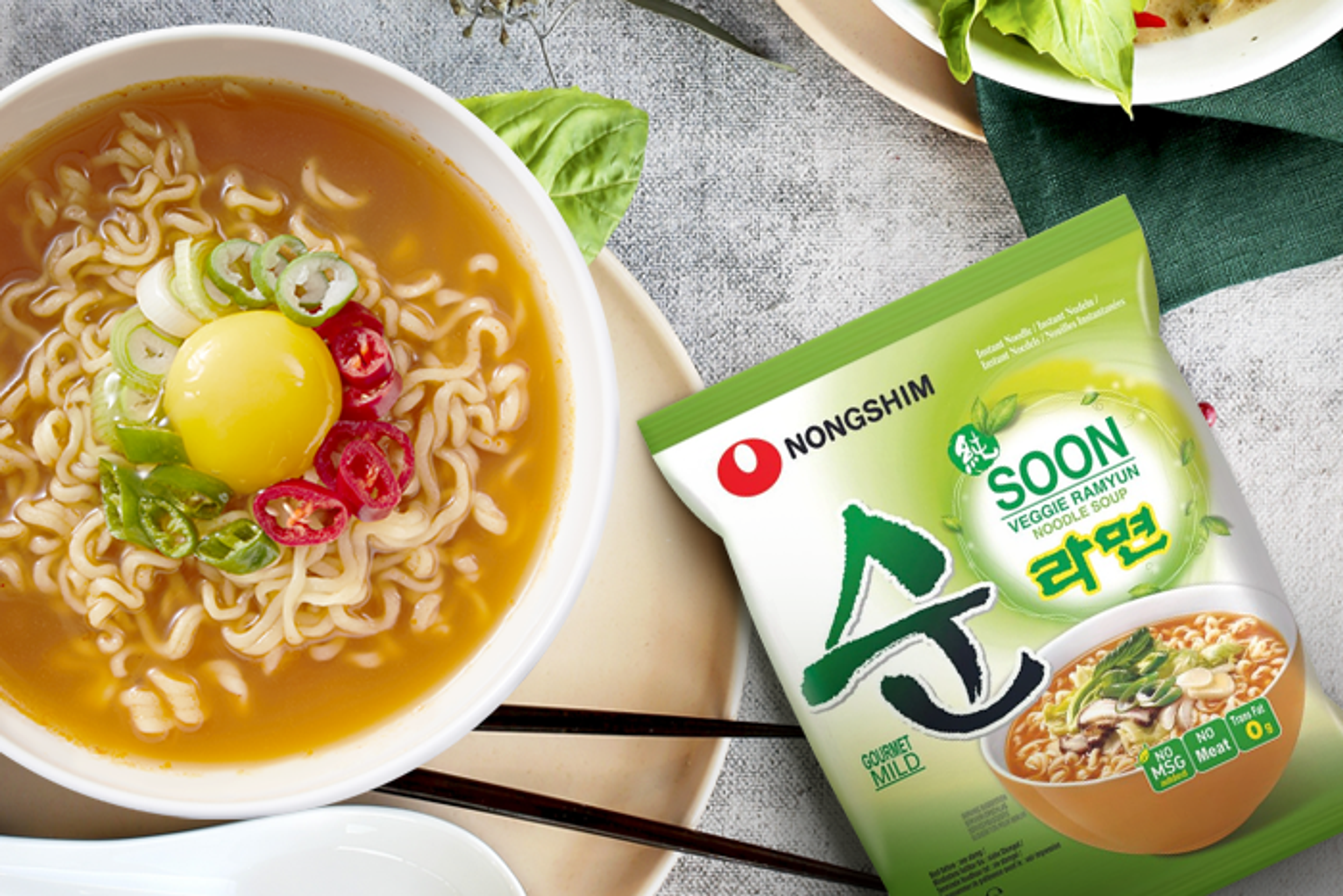 Eine Packung Nong Shim Vegetarisch Soon Nudeln Ramen 5er-Pack.