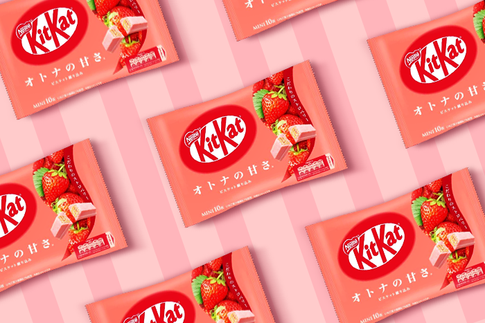 Nahaufnahme-eines-Kitkat-Mini-Erdbeer-zeigt-die-knusprige-Waffel-und-Erdbeerschokolade