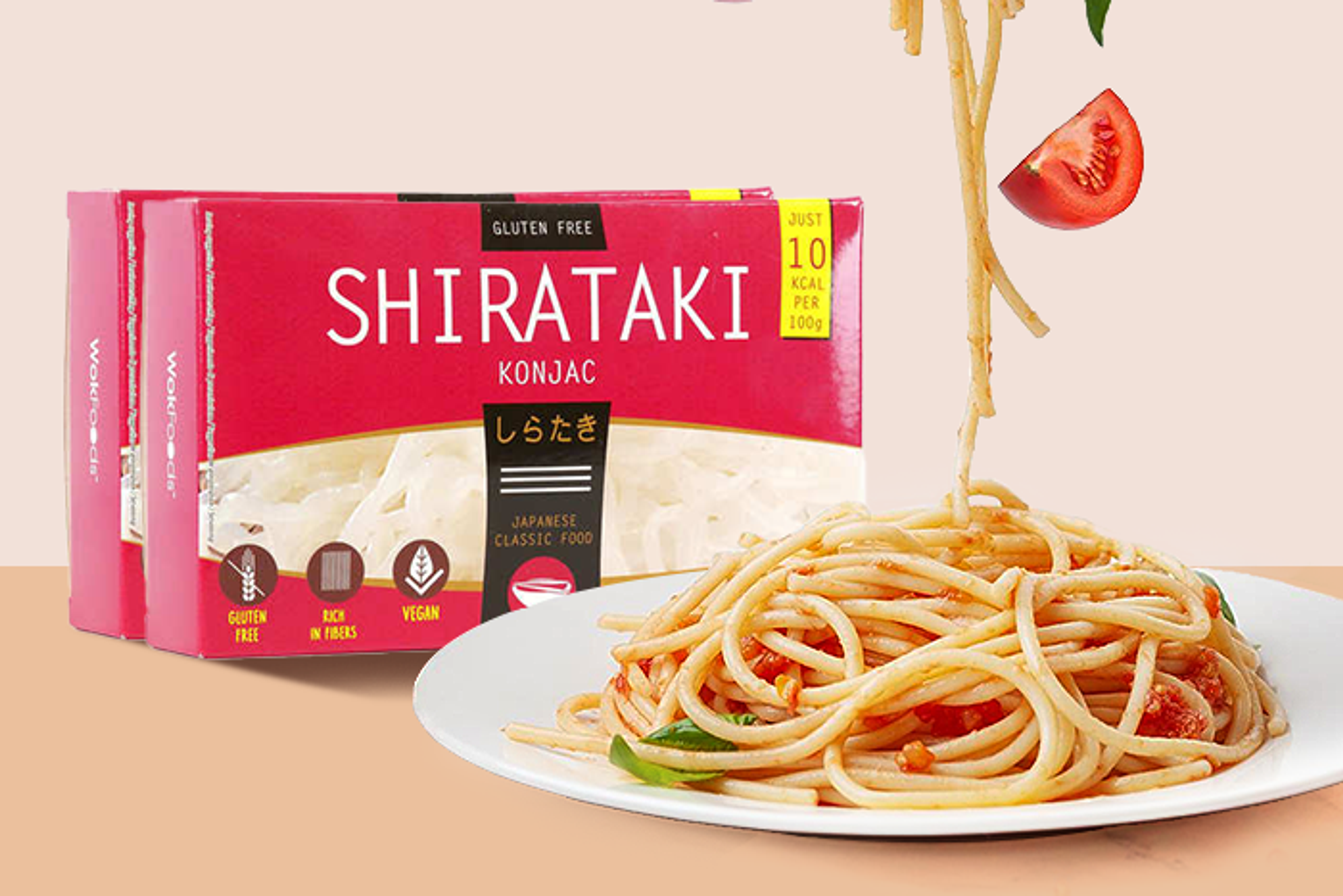 Wok Foods Shirataki Konjac 350g  - Shirataki Nudeln in einer Pfanne für ein Stir-Fry-Gericht.