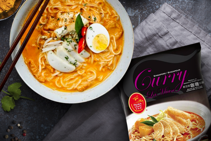 Packung der Curry La Mian neben frischen Zutaten – illustriert die Vielseitigkeit und einfache Zubereitung der Nudeln