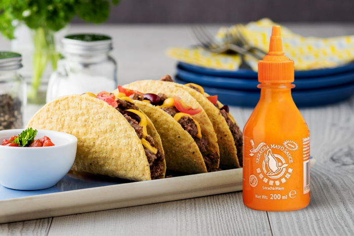 Nahaufnahme-der-FLYING-GOOSE-Sriracha-Mayo-Sauce-zeigt-die-glänzende-und-glatte-Textur-der-cremigen-Chili-Mayonnaise