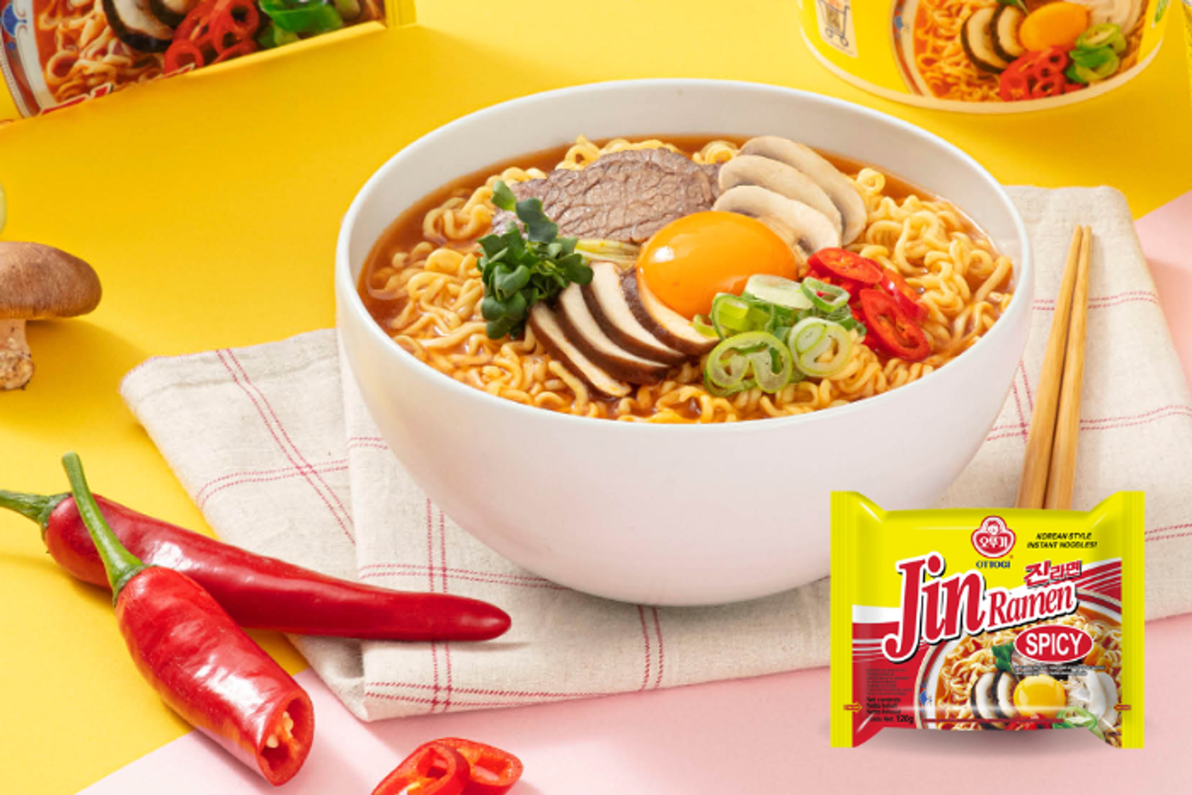 Servierte Schüssel mit Jin Ramen Spicy und Gemüse