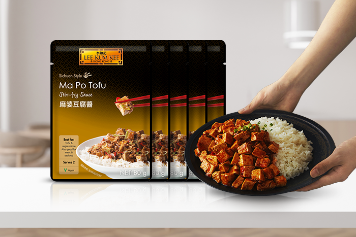 Geöffnete Verpackung der LEE KUM KEE Ma Po Tofu Sauce, die den Inhalt der Soße zeigt