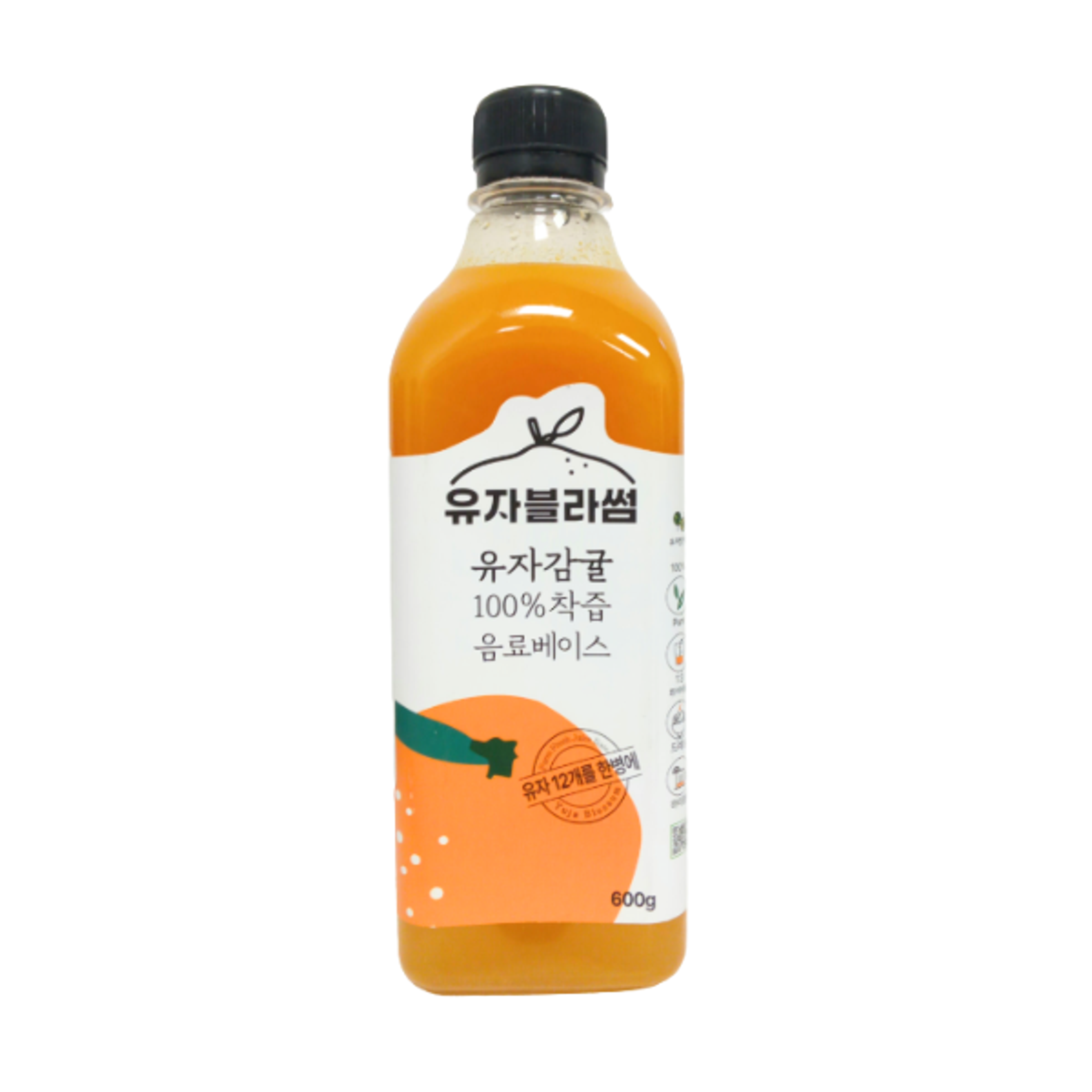 Der HAENURI Yuzublossom Yuzu Tangerine 600g vereint das Beste zweier Früchte: die spritzige Frische der koreanischen Yuzu und die milde Süße sonnenreifer Mandarinen.  Hergestellt aus 100 % koreanischem Fruchtsaft (Yuzu 20 %, Mandarine 30 %), bietet diese Getränkebasis ein harmonisches Verhältnis zwischen leichter Zitrusfrische und natürlicher Süße. Da sie ausschließlich aus gepresstem Fruchtsaft besteht, lässt sie sich einfach mit Wasser mischen – ohne Fruchtstücke, aber mit vollem, authentischem Geschmack.  Dank der besonders schonenden Pressmethode (nur 15 % des Fruchtanteils) bleiben ätherische Öle und Bitterstoffe außen vor, sodass der natürliche Geschmack der Yuzu – frisch, klar und leicht süß – vollständig erhalten bleibt.  Jede Flasche enthält den Saft von etwa 12 Yuzus, ergänzt durch koreanischen Mandarinensaft, reich an Vitamin C und natürlichen Antioxidantien – ideal für alle, die ein natürliches, leicht säuerlich-süßes Erfrischungsgetränk suchen.  Verwendung & Serviervorschläge  Erfrischend: 1 Teil YUZUBLOSSOM Yuzu Tangerine + 4 Teile kaltes oder sprudelndes Wasser.  Wärmend: Mit heißem Wasser als Yuzu-Tangerine-Tee genießen.  Kreativ: Ideal als Basis für Cocktails, Smoothies oder Desserts.