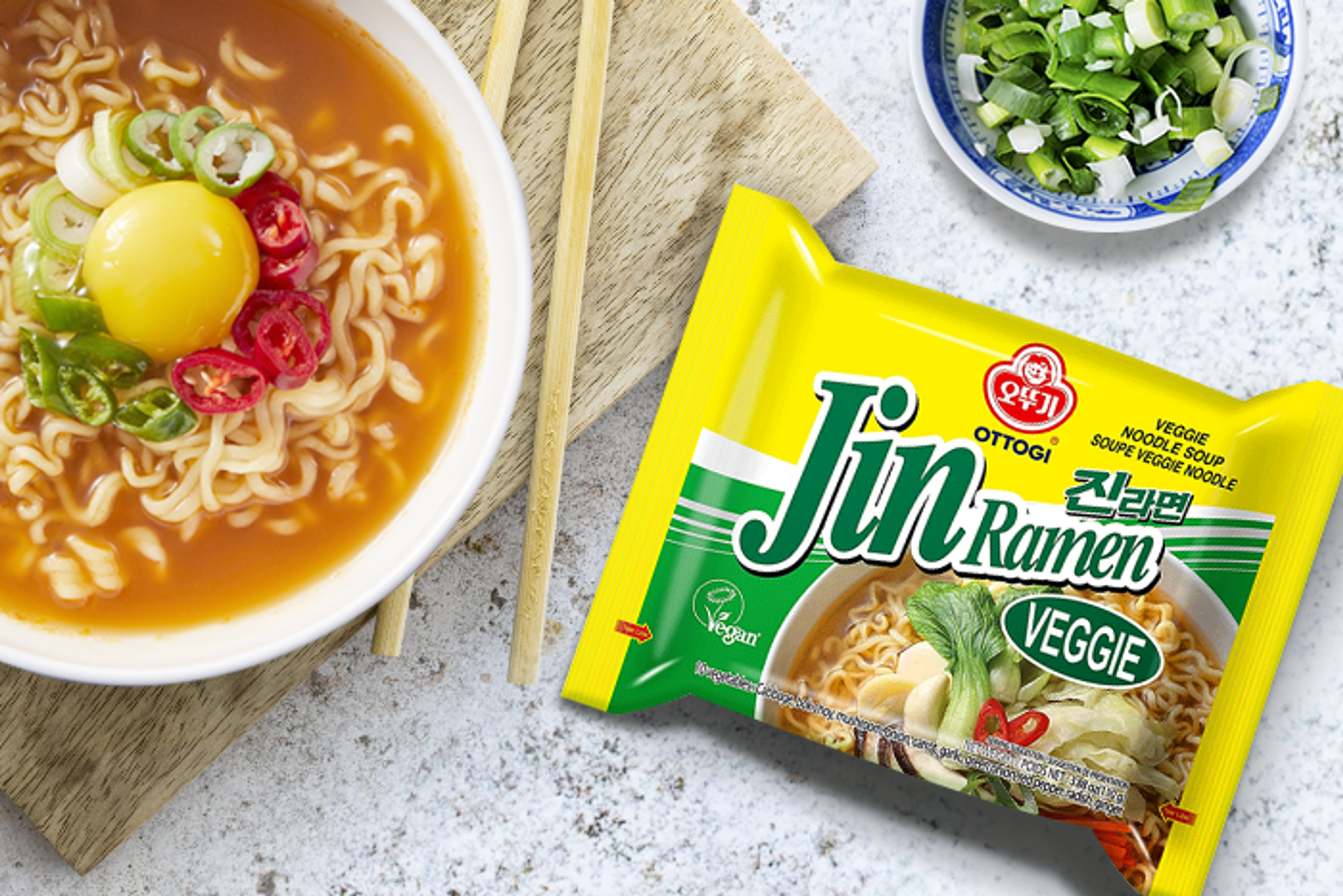 Ein Teller servierter Ottogi Jin Ramen Veggie mit frischen Gemüsebeilagen.