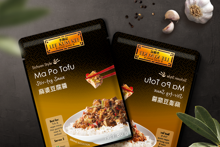 Nahaufnahme der LEE KUM KEE Ma Po Tofu Sauce, die die dunkle Farbe und Textur der Soße hervorhebt