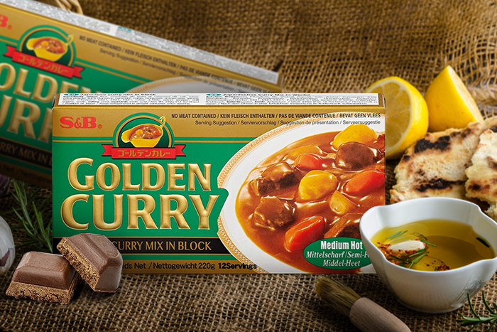 Detailaufnahme der Gewürze im Curry, die Qualität und Aroma hervorheben.