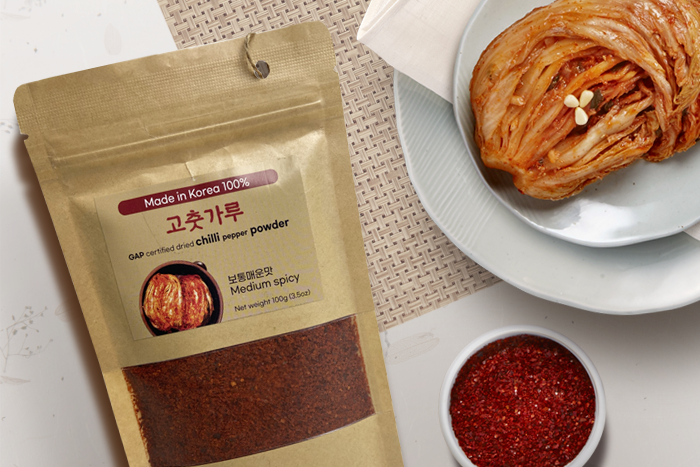 Cheongyang-Chilli-Pulver-verstreut-über-einem-asiatischen-Gericht-wie-Kimchi-um-die-intensiven-Aromen-zu-zeigen