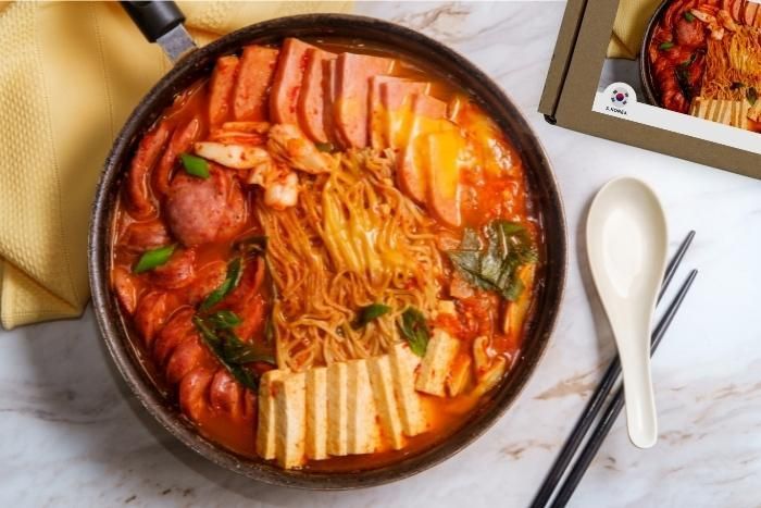 Budaejjigae Rezept: koreanisches Gericht mit emotionaler Geschichte