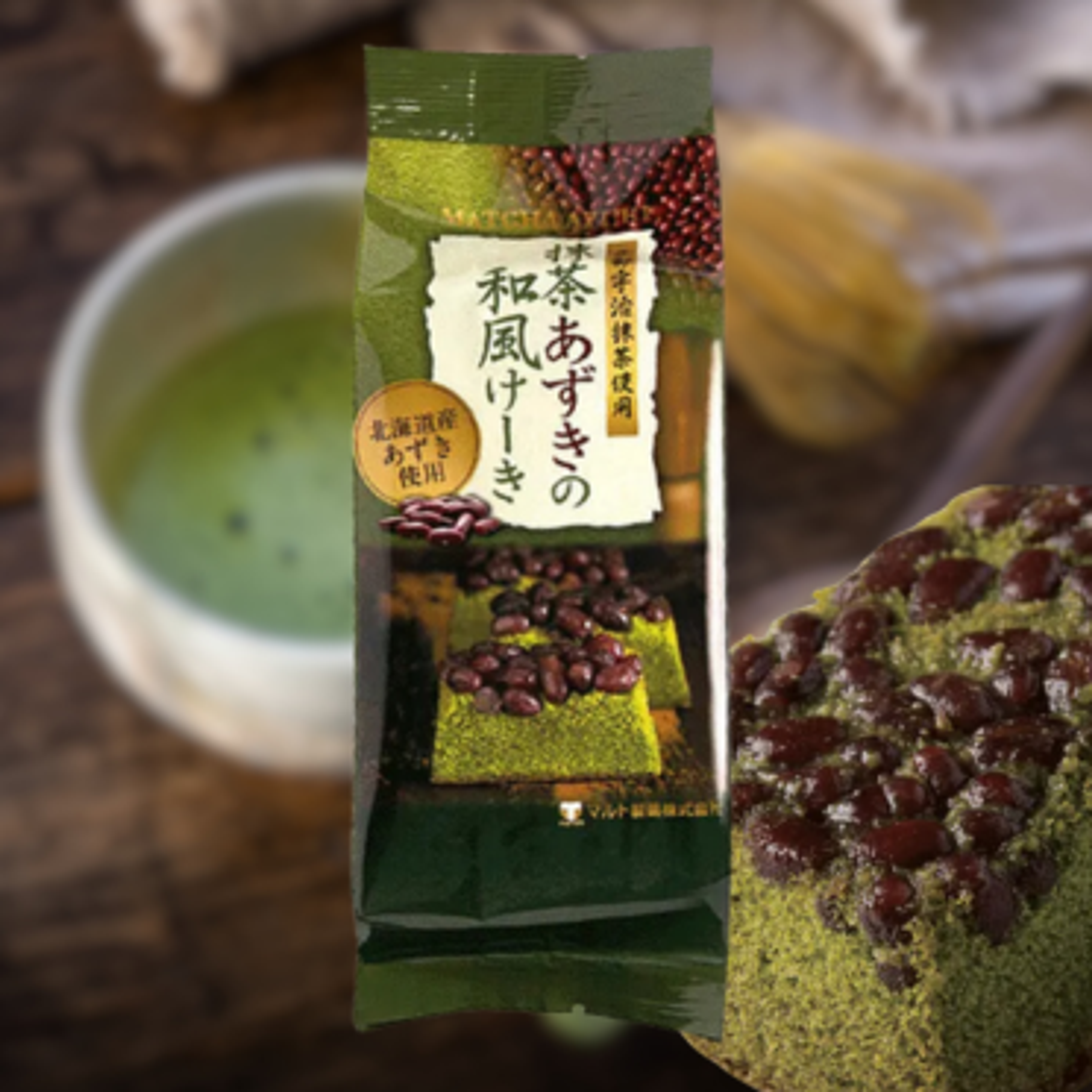 Nahaufnahme eines Stücks Maruto Japanischer Matcha Azuki Kuchen: Zeigt die weiche und feuchte Textur des Kuchens.