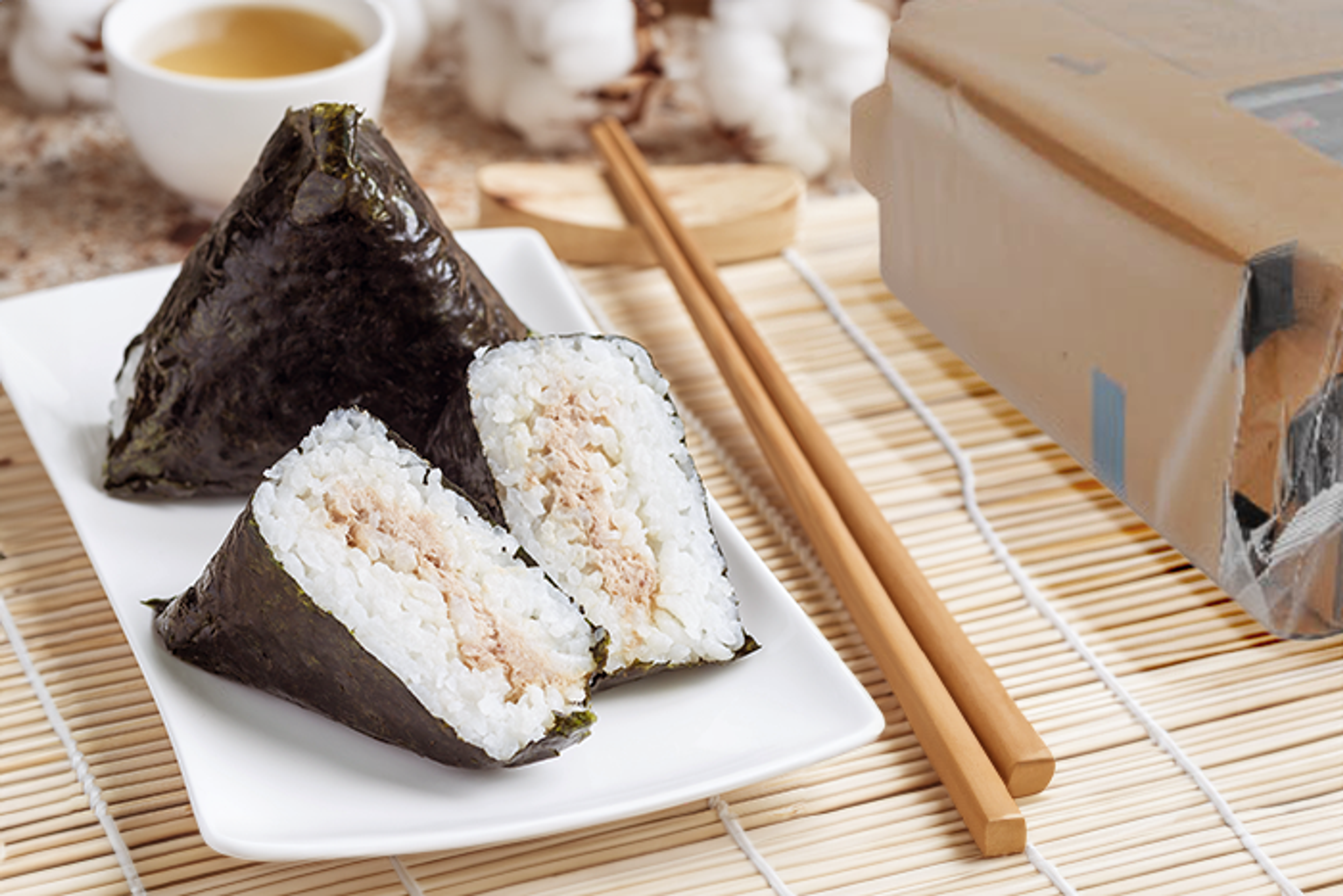 Verschiedene fertige Dreiecks-Kimbap – zeigt die Vielfalt der Füllungen, die du verwenden kannst.