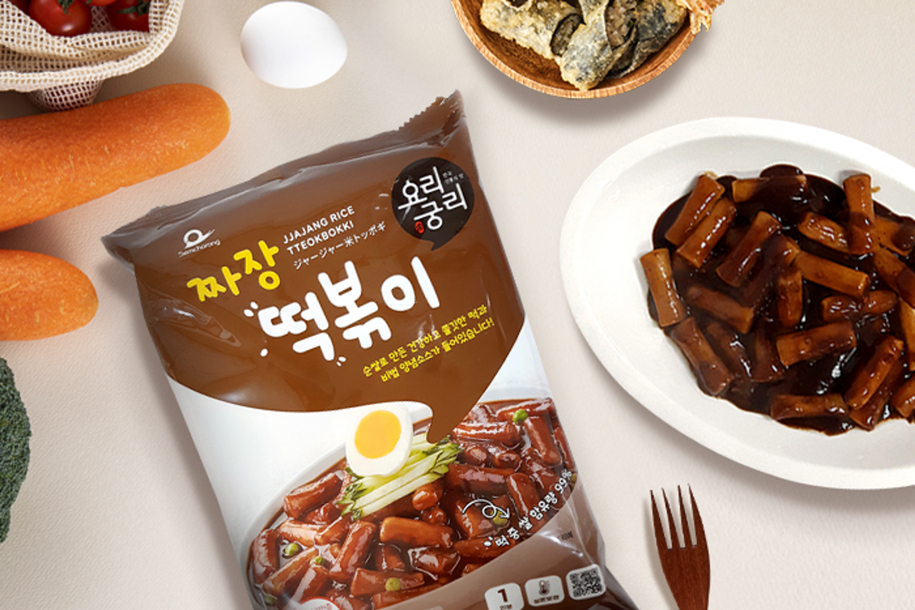 Ein Set von Samchorong Tteokbokki, bereit zum Servieren.