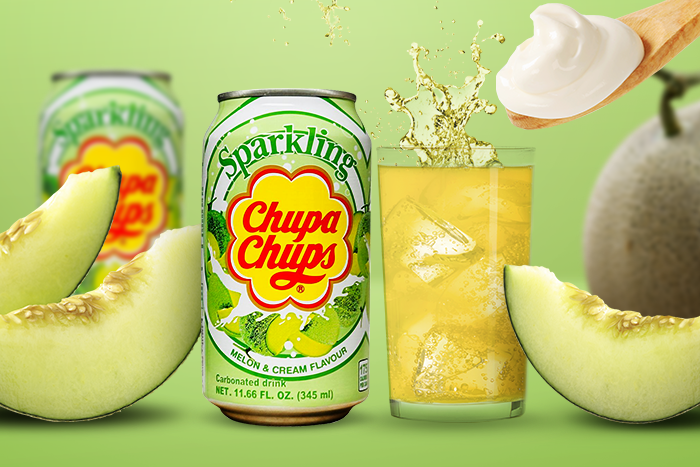 Gruppe von Freunden, die Chupa Chups Melon Cream Soda genießen