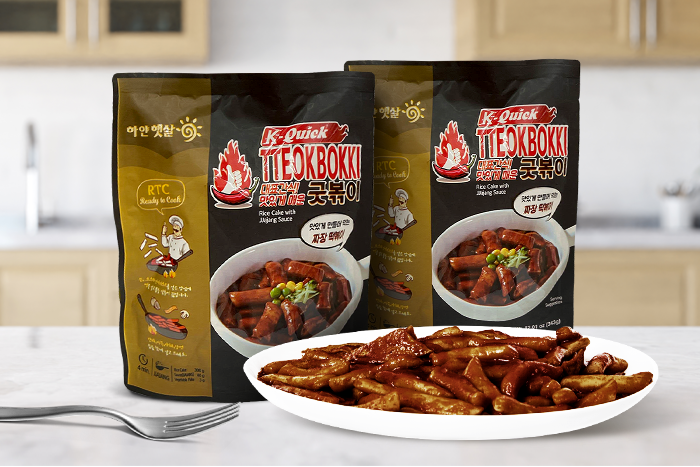 Servierter Tteokbokki mit dampfender Jjajang Sauce.
